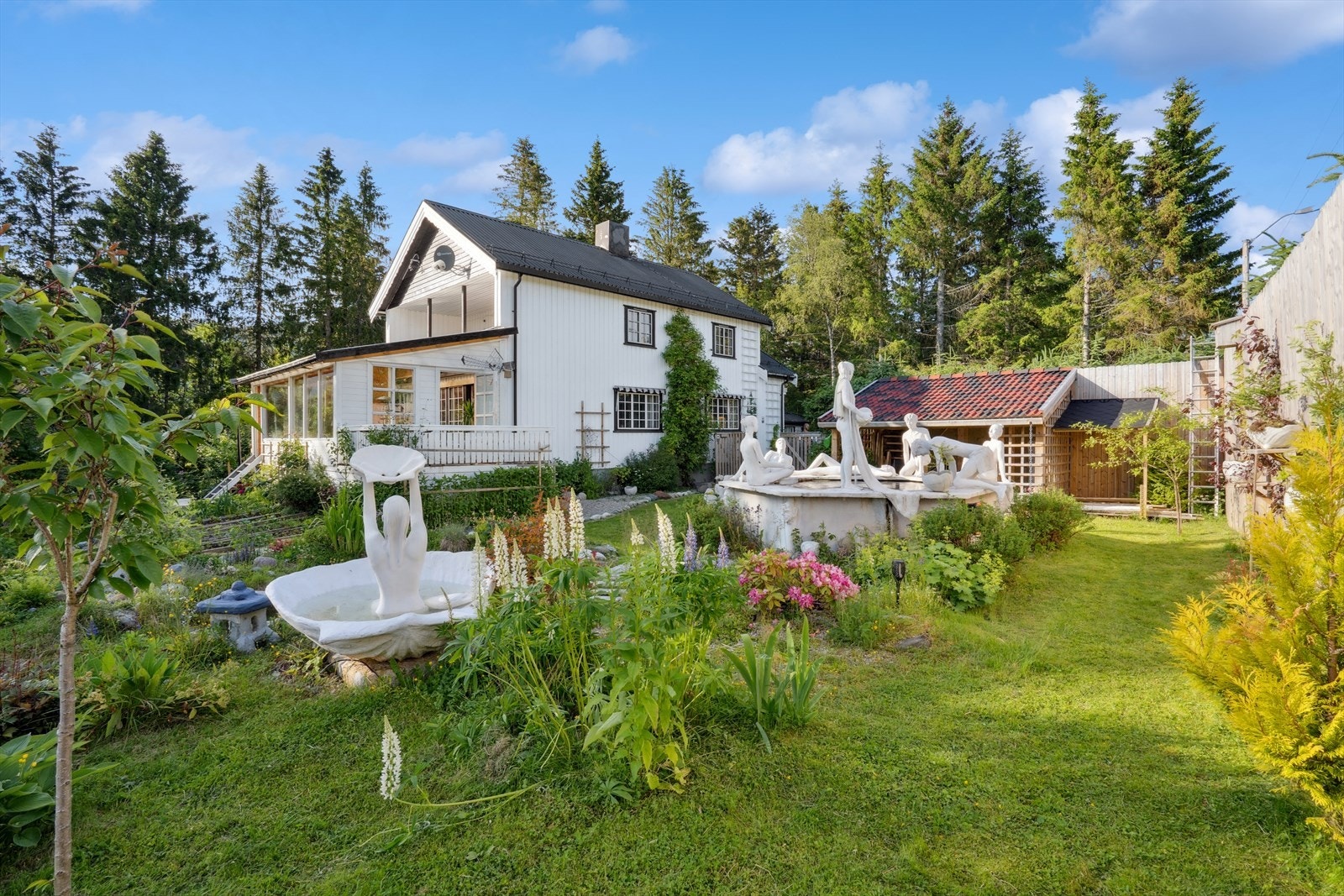 Hagen og boligen for øvrig er godt skjermet for støy og innsyn fra veien med høye gjerder og hekker, noe som også bidrar til å skape en privat atmosfære. Galleribilde