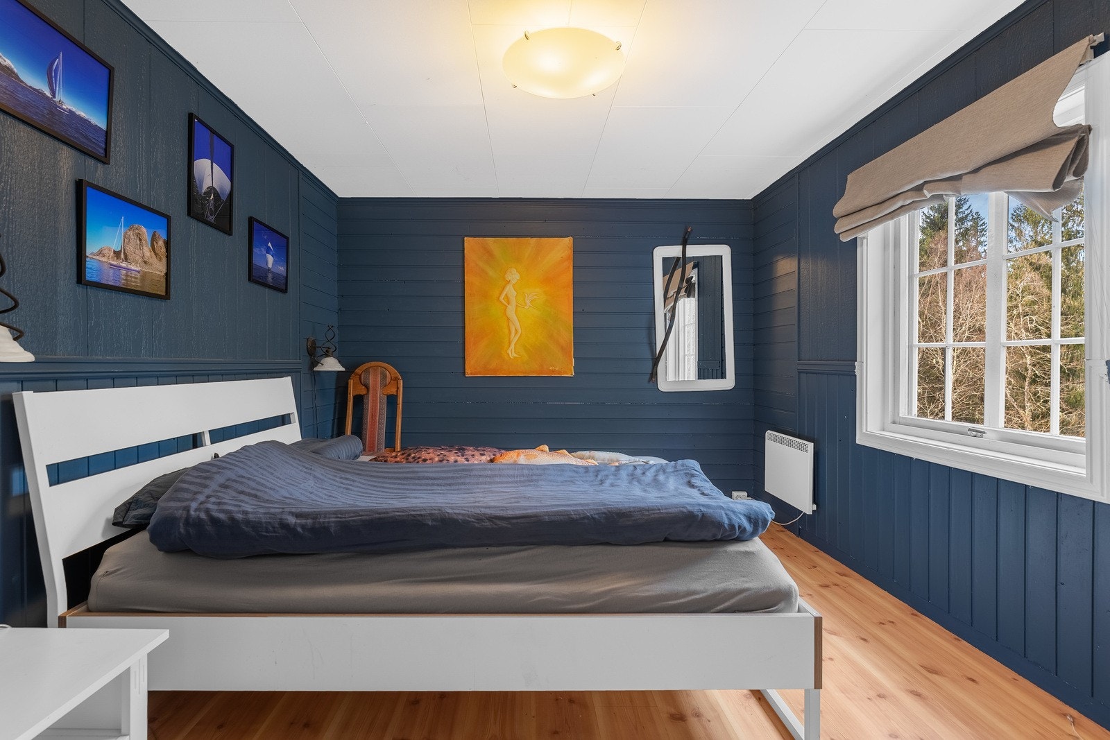 2. etasje inneholder 3 soverom samt 2 balkonger på sørvest- og sørøst-sidene av huset. Galleribilde