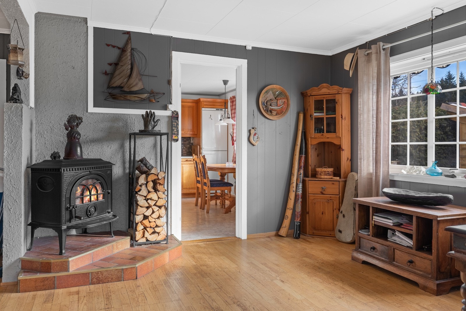 Vedovn sentralt i etasjen bidrar til god oppvarming i etasjen, samt at det skaper en koselig atmosfære i stuen. Galleribilde