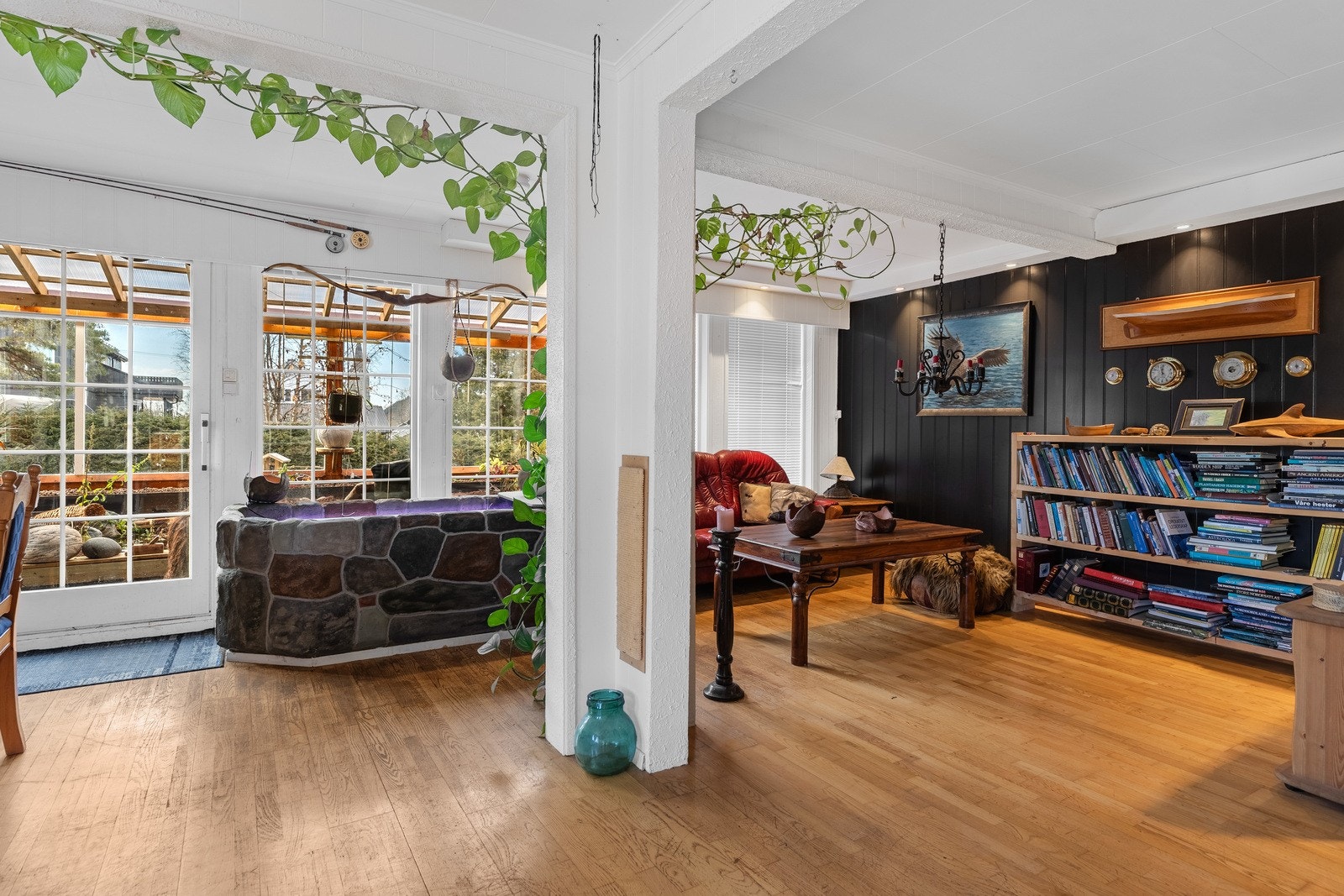 Fra vinterhagen har man adkomst til stuen i hovedetasjen som er på hele 40 m². Galleribilde