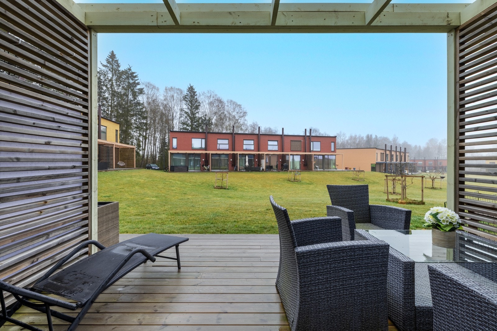 Fra stuen er det direkte utgang til en koselig uteplass. Terrassen er på ca. 8 kvm, delvis overbygd med pergola, og tilknyttet en felles platting. Galleribilde