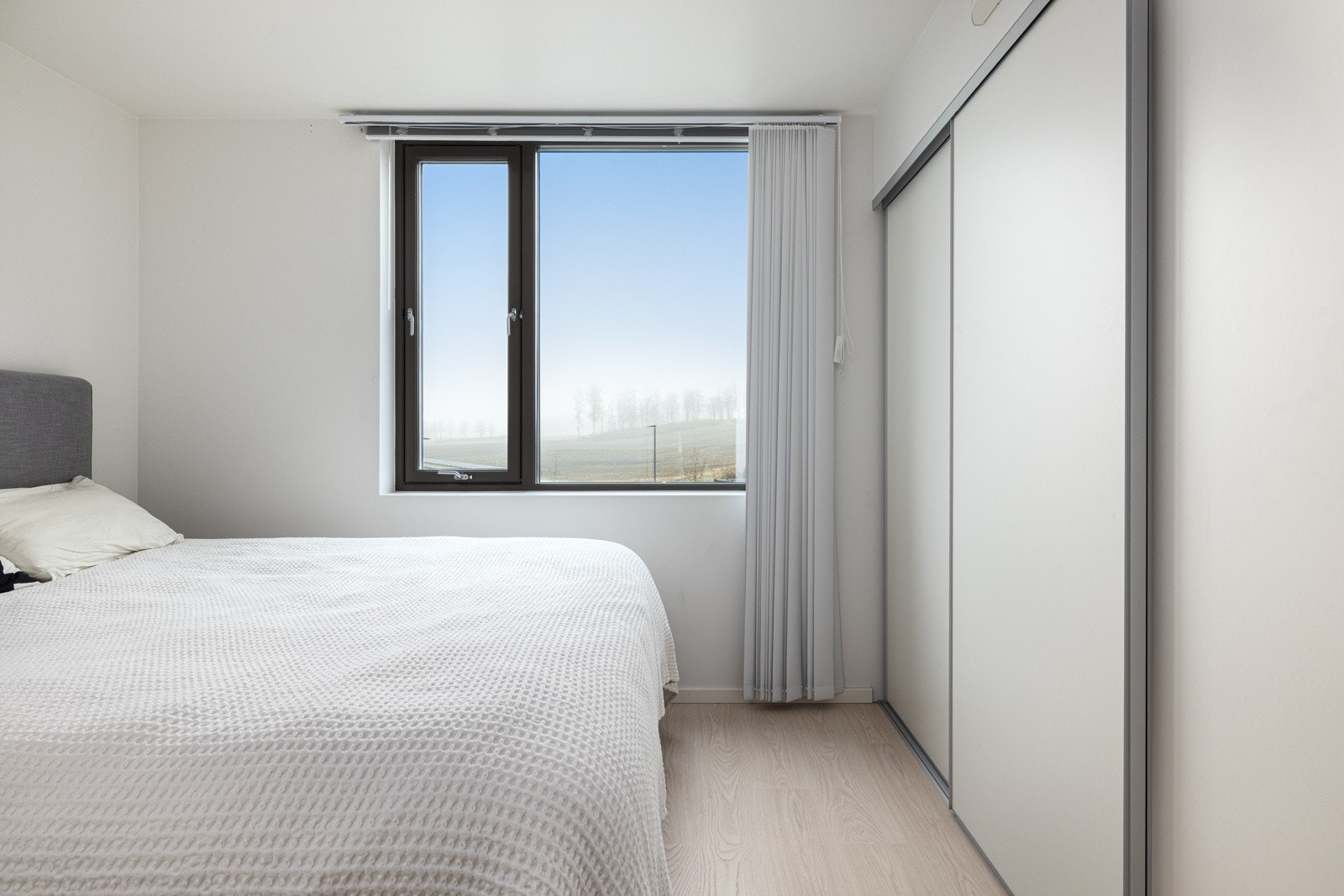 Rommet har plass til dobbeltseng, nattbord og kommode, og et utstyrt med en praktisk skyvedørsgarderobe. Galleribilde