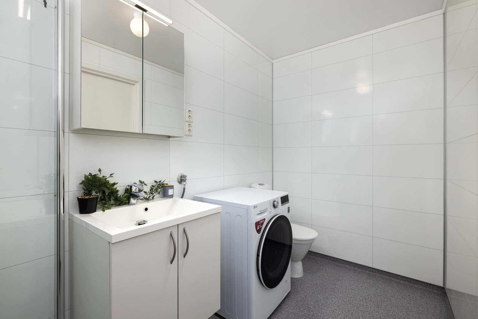 Her finner du også opplegg for vaskemaskin og plass til tørketrommel over. Galleribilde