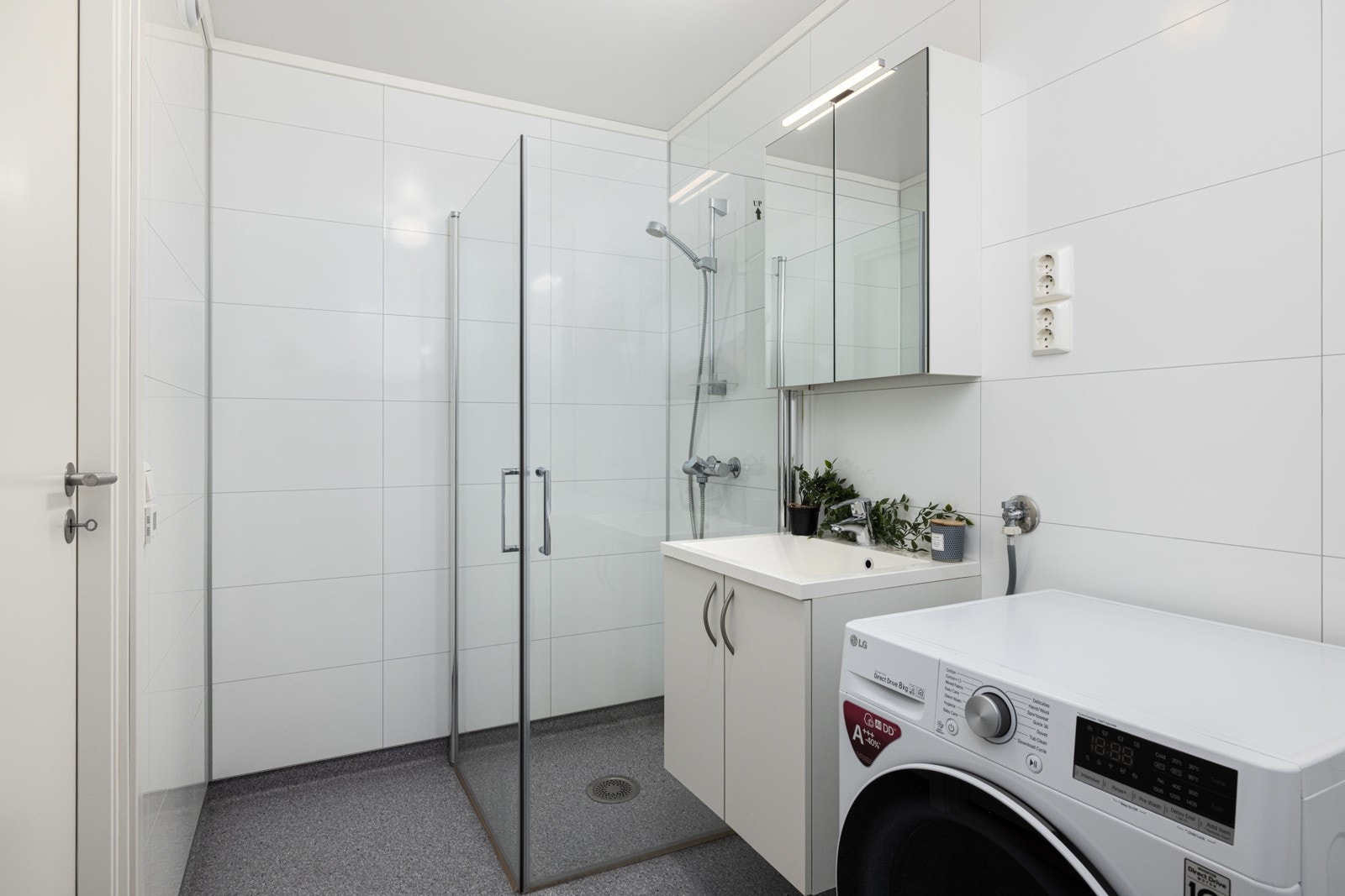 Badet har vinylbelegg på gulv med elektrisk gulvvarme, samt vegger kledd med baderomsplater i tidløs stil. Galleribilde