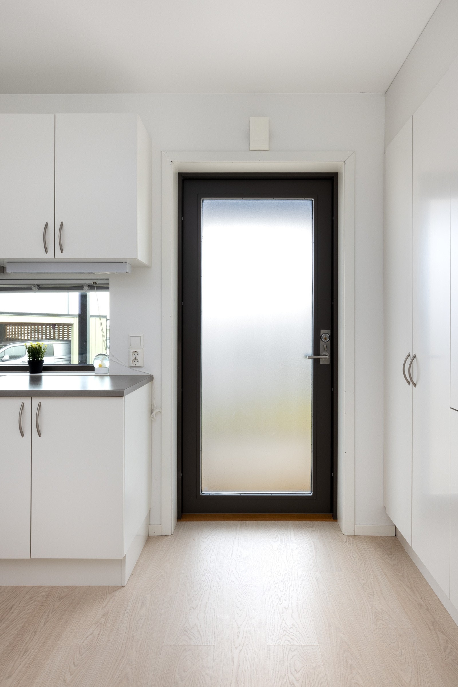 Entréen gir deg et rent og innbydende førsteinntrykk, med lyse overflater og et pent laminatgulv som gir en moderne utførelse. Galleribilde