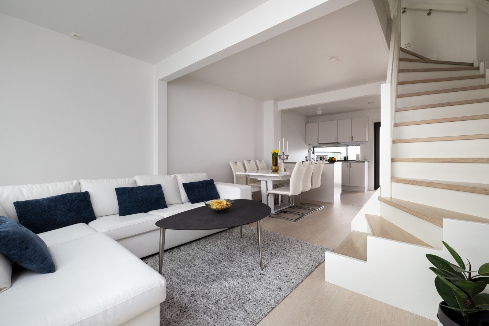 Det er god plass for møblering av en trivelig spisegruppe. Galleribilde