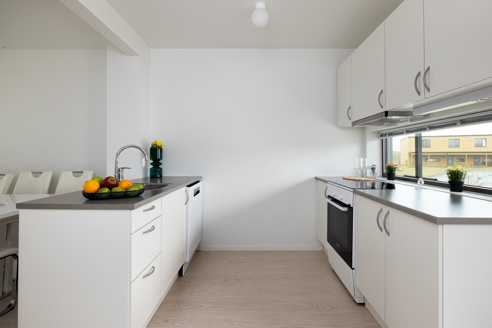 Innredningen består av glatte, lyse fronter og laminat benkeplate. Galleribilde