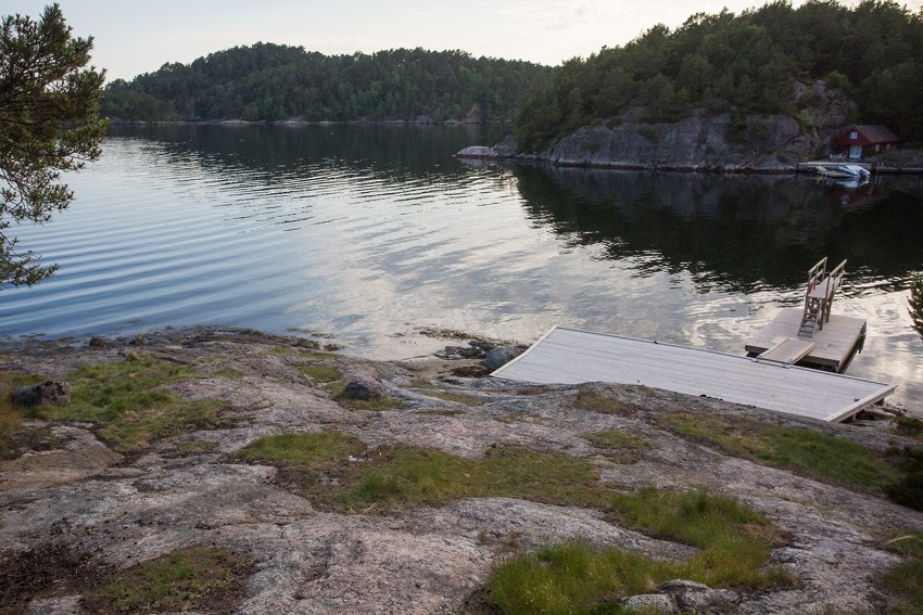 Her kan det hoppes i vannet fra svaberg eller brygge. Galleribilde