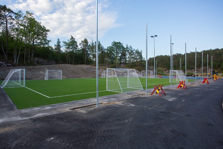 Flott anlegg for de litt større barna like ved. Fotballbane, trampoliner og sykkelskatebane Galleribilde