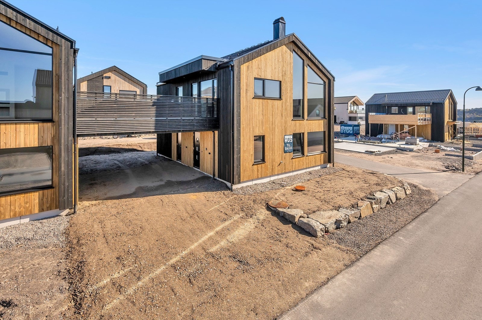 Moderne bolig med unik arkitektur, flott beliggenhet i rolig område. Perfekt for familier som ønsker nærhet til natur og sjø i et svært familievennlig område Galleribilde