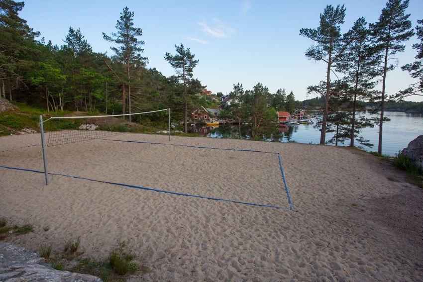 _Sandvolleyballbane med flott beliggenhet like ved sjøen Galleribilde