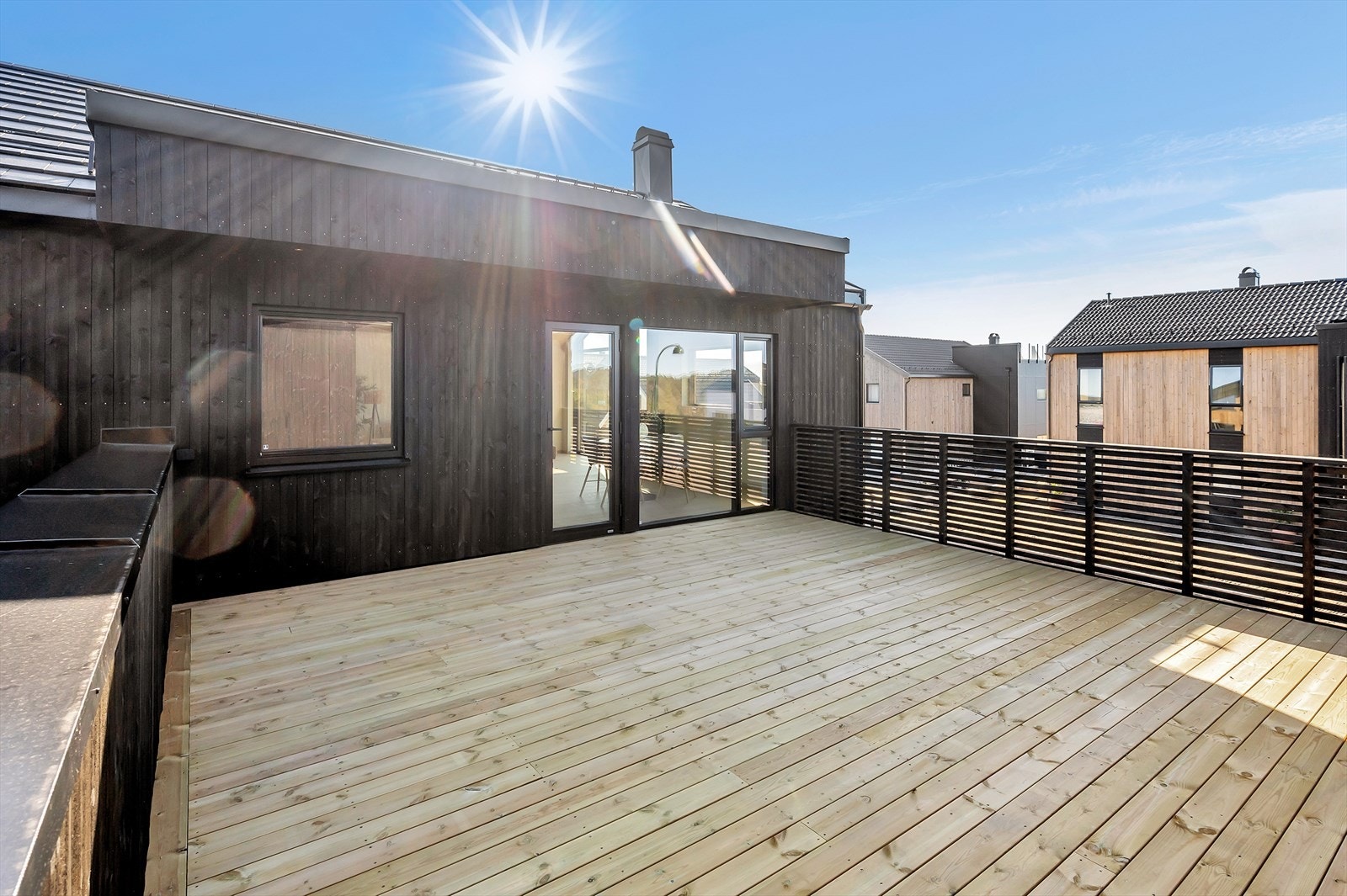 Moderne terrasse med romslig areal, perfekt for solfylte dager. Sentralt beliggende med nærhet til alle nødvendige fasiliteter. Galleribilde
