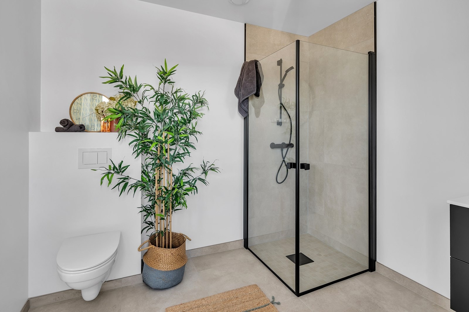 Moderne bad med stilrent design og god plassutnyttelse. Dusj med glassvegger og vegghengt toalett gir et elegant preg. Galleribilde