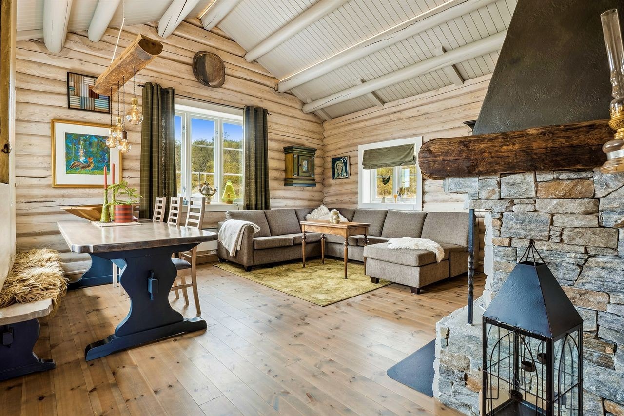 Stuen har plass til sofagruppe og spisebord, perfekt for hyggelige sammenkomster. Galleribilde