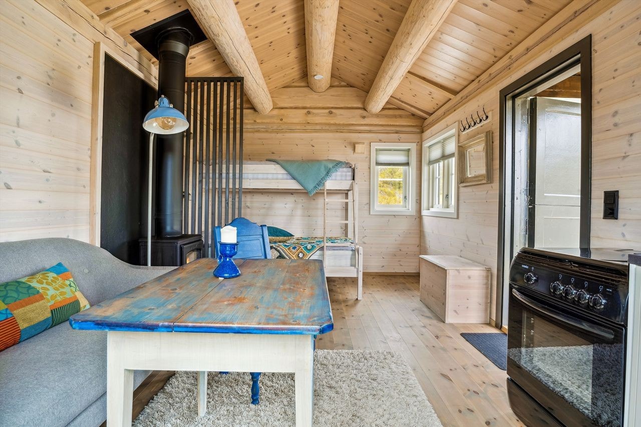 Allsidig anneks med soveplass og sittegruppe, perfekt for overnattingsgjester eller hobbybruk. Galleribilde