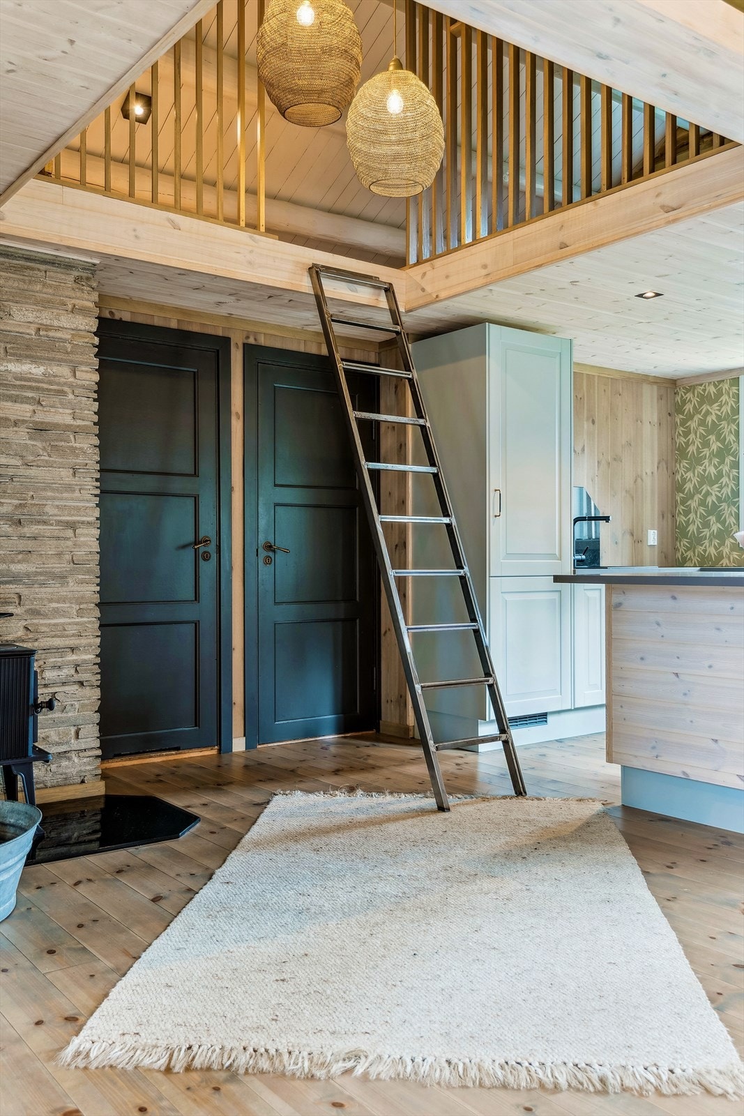 Stige til hems gir ekstra lagringsplass eller en koselig ekstra soveplass for gjester. Galleribilde