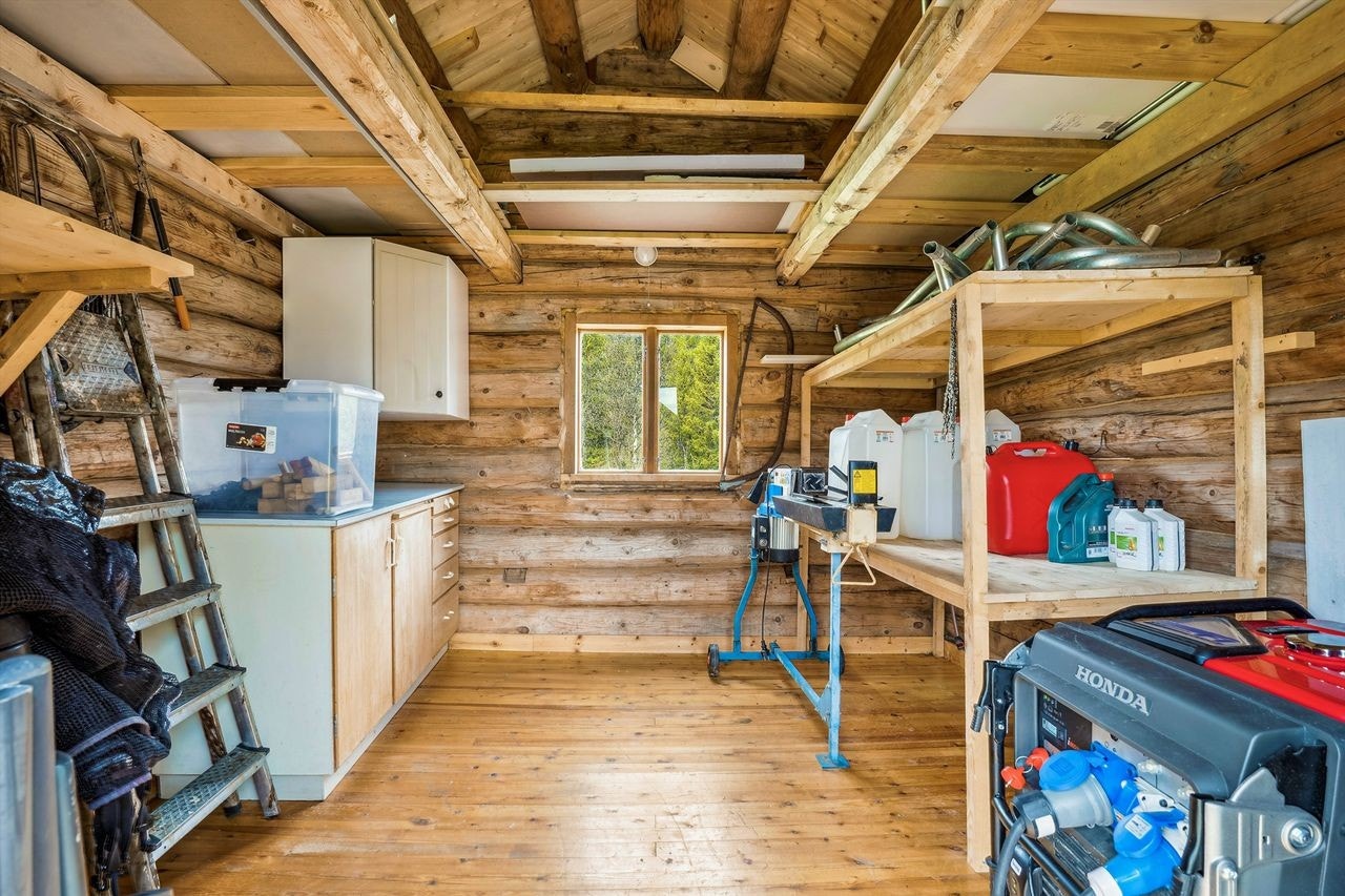 Uthus med arbeidsbenk og hyller. Galleribilde