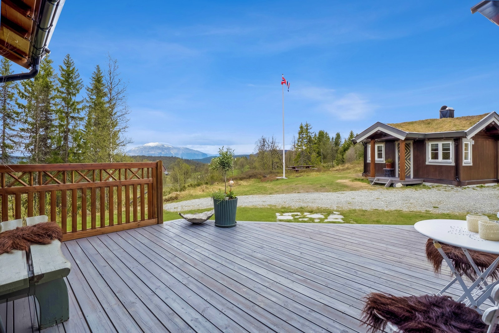 Stor terrasse på 37 m² med impregnert dekke. Galleribilde