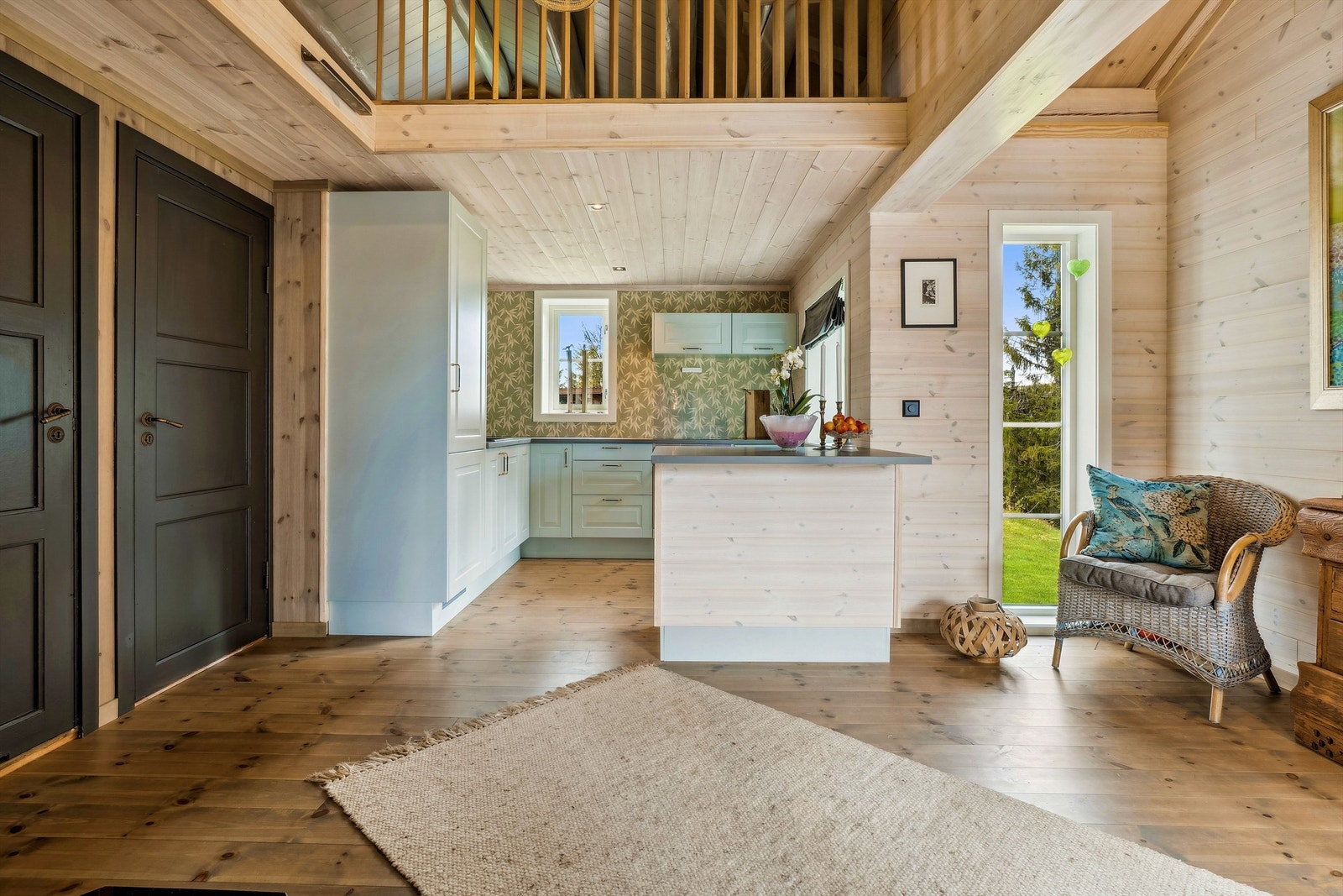 Kjøkken og entré i åpen løsning gir praktisk flyt mellom oppholdsrommene og god plassutnyttelse. Galleribilde