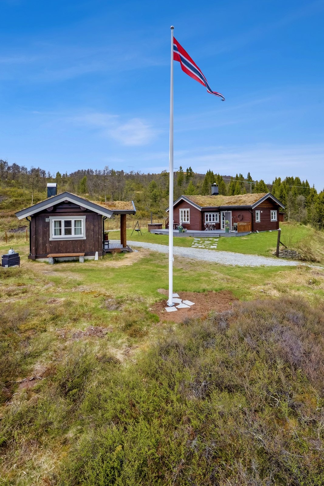 Eiendommen har hovedhytte og anneks i tillegg til enkle buer. Galleribilde