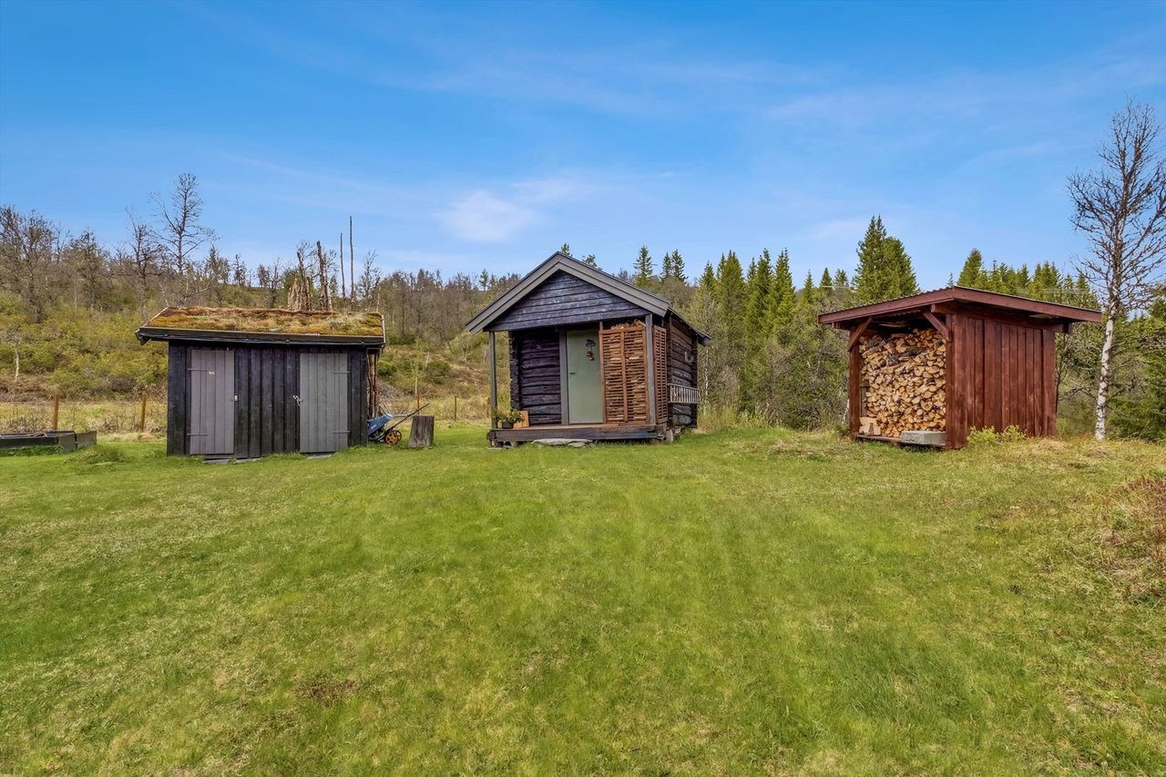 Praktiske uthus og vedskjul gir gode lagringsmuligheter og orden på eiendommen. Galleribilde