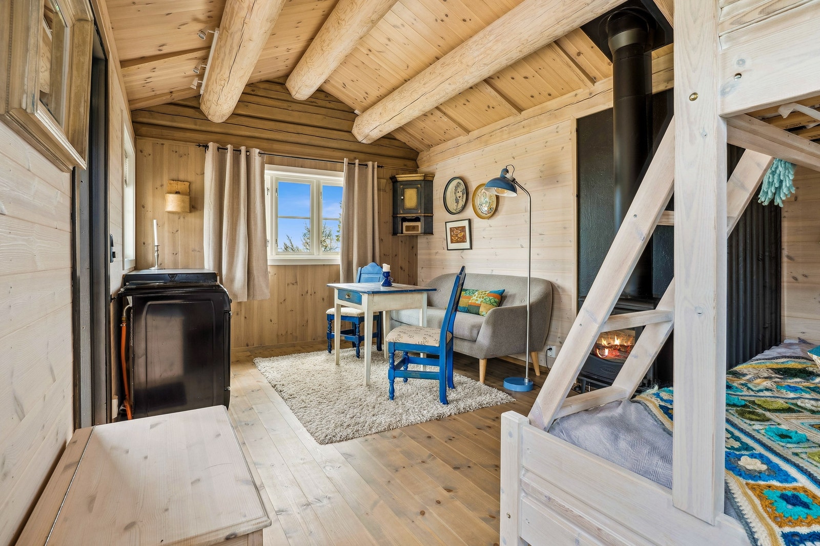 Annekset har strøm og ildsted, og byr på en lun og fleksibel oppholdsplass for gjester. Galleribilde