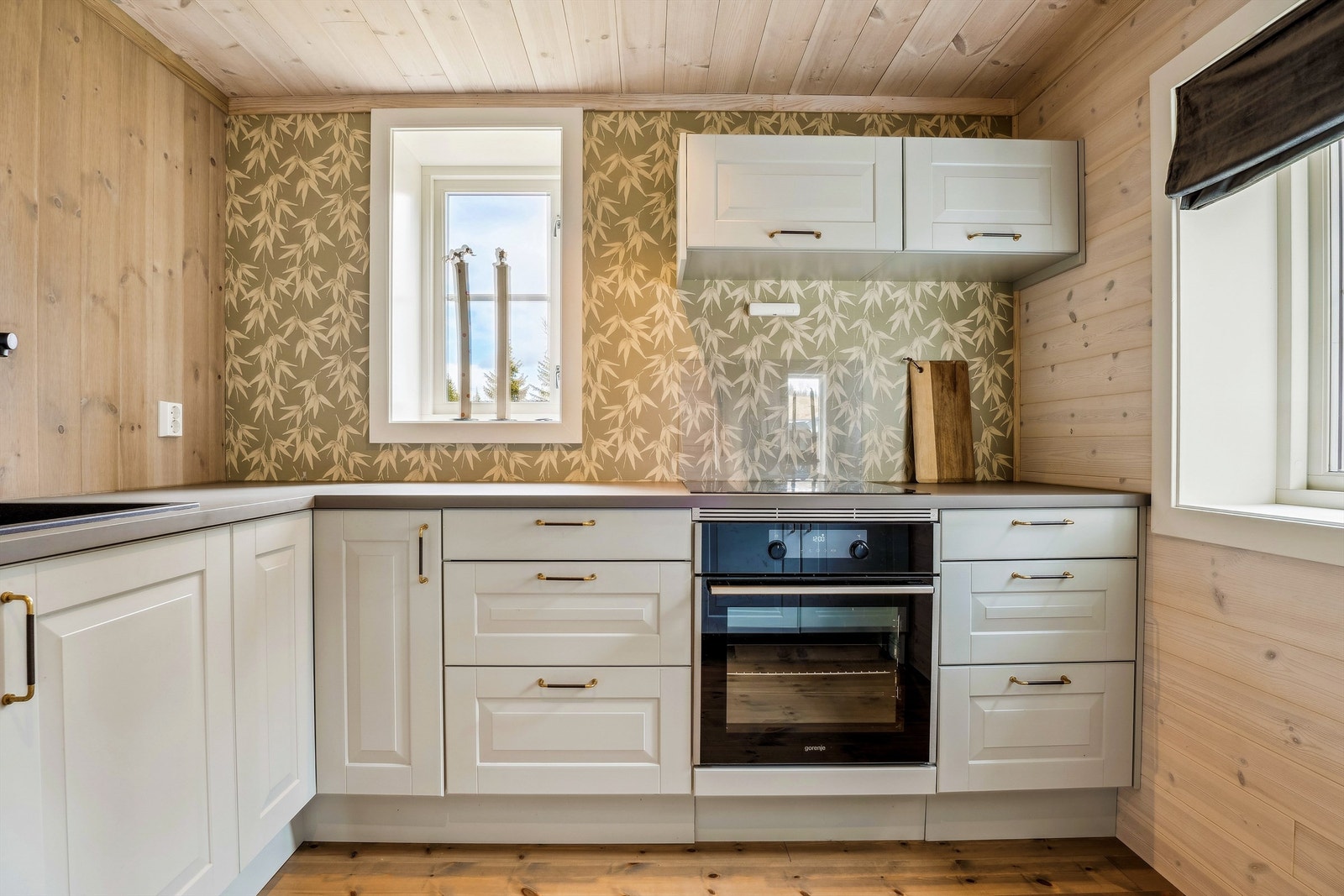 Kjøkkenet fra 2020 har Norema-innredning, laminat benkeplate og integrerte hvitevarer. Galleribilde