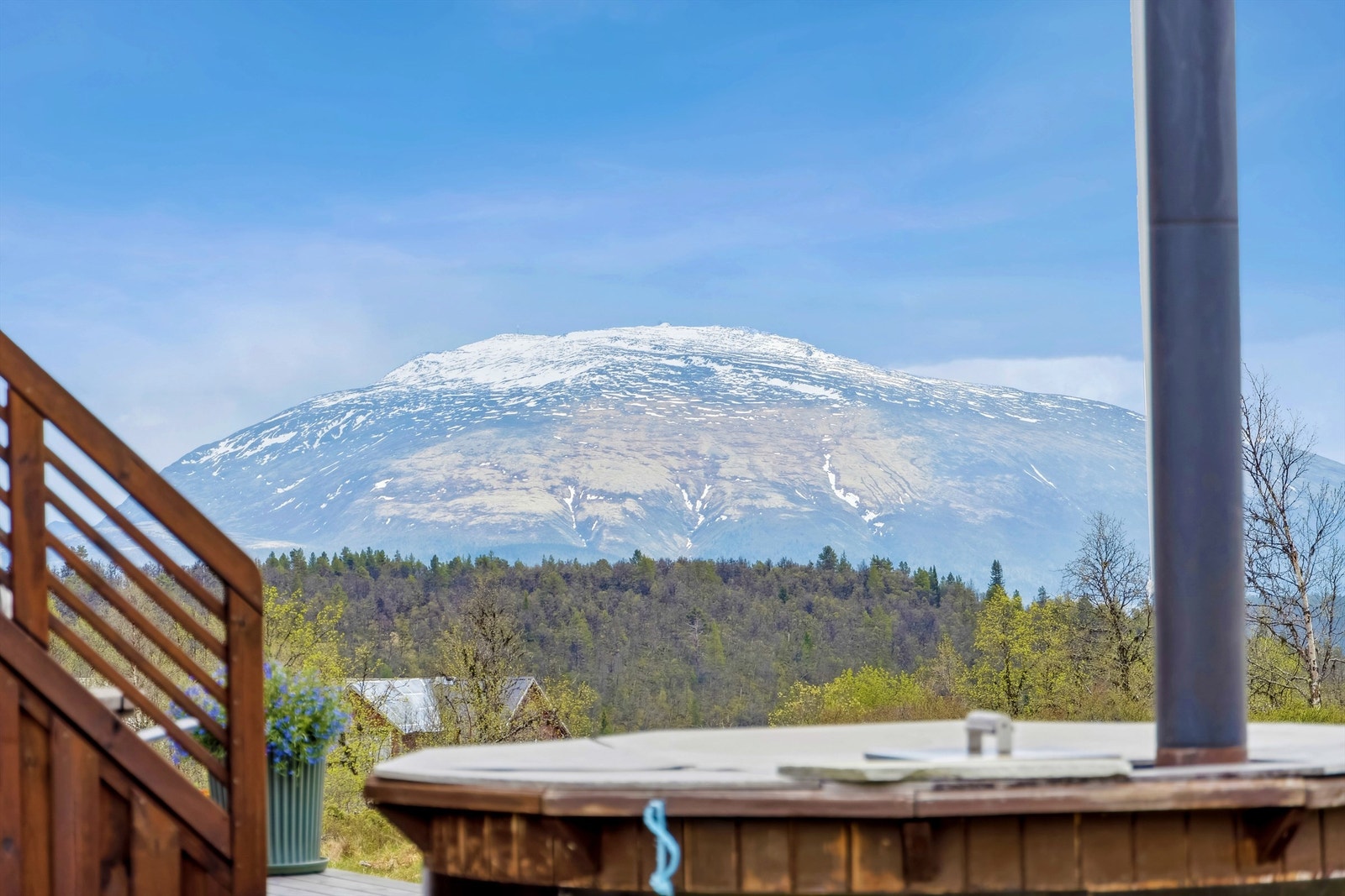 Det medfølger vedfyrt badestamp. Denne er utett og må utbedres før videre bruk. Galleribilde