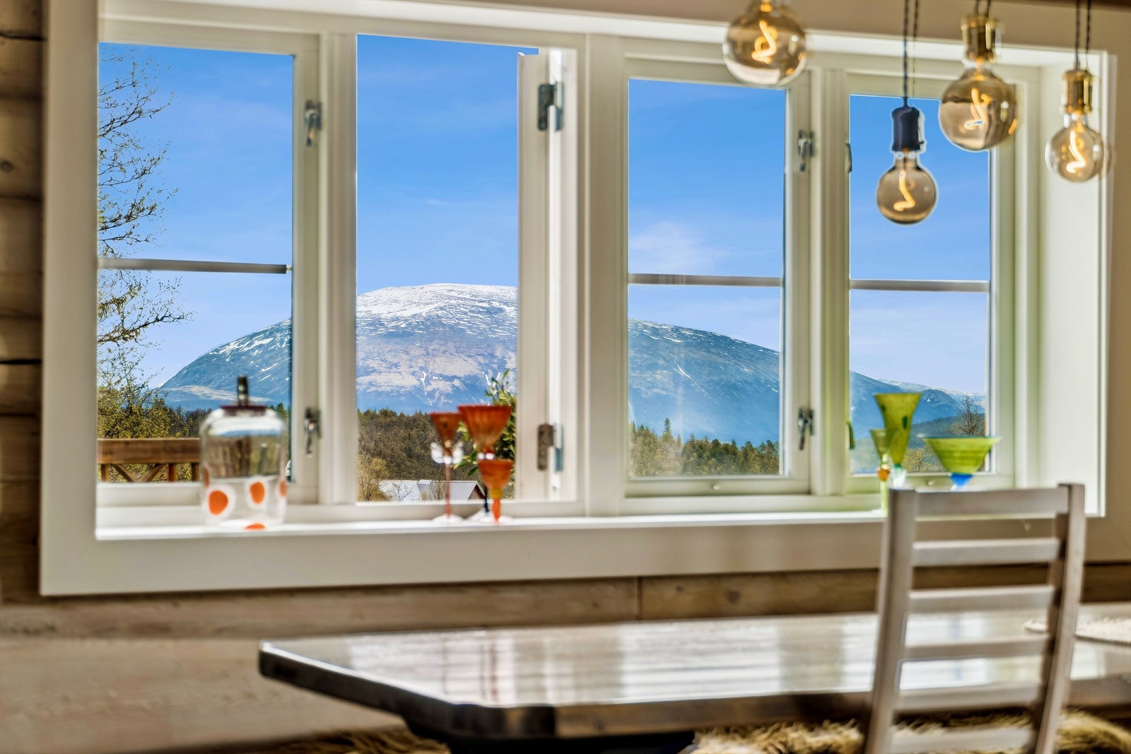 Klassiske trevinduer slipper inn godt med dagslys Galleribilde