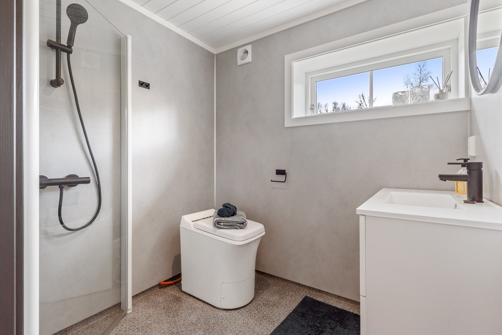 Bad: Dusjhjørne, servant og forbrenningstoalett. Elektrisk gulvvarme. Galleribilde