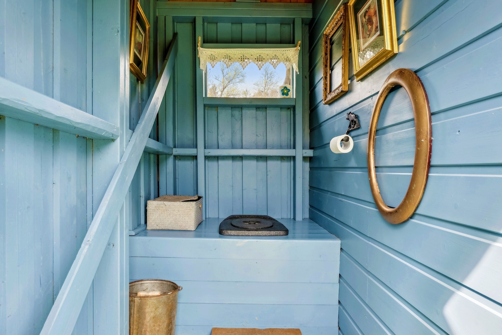 Tradisjonell utedo, sjarmerende innredet som et nostalgisk innslag på eiendommen. Galleribilde