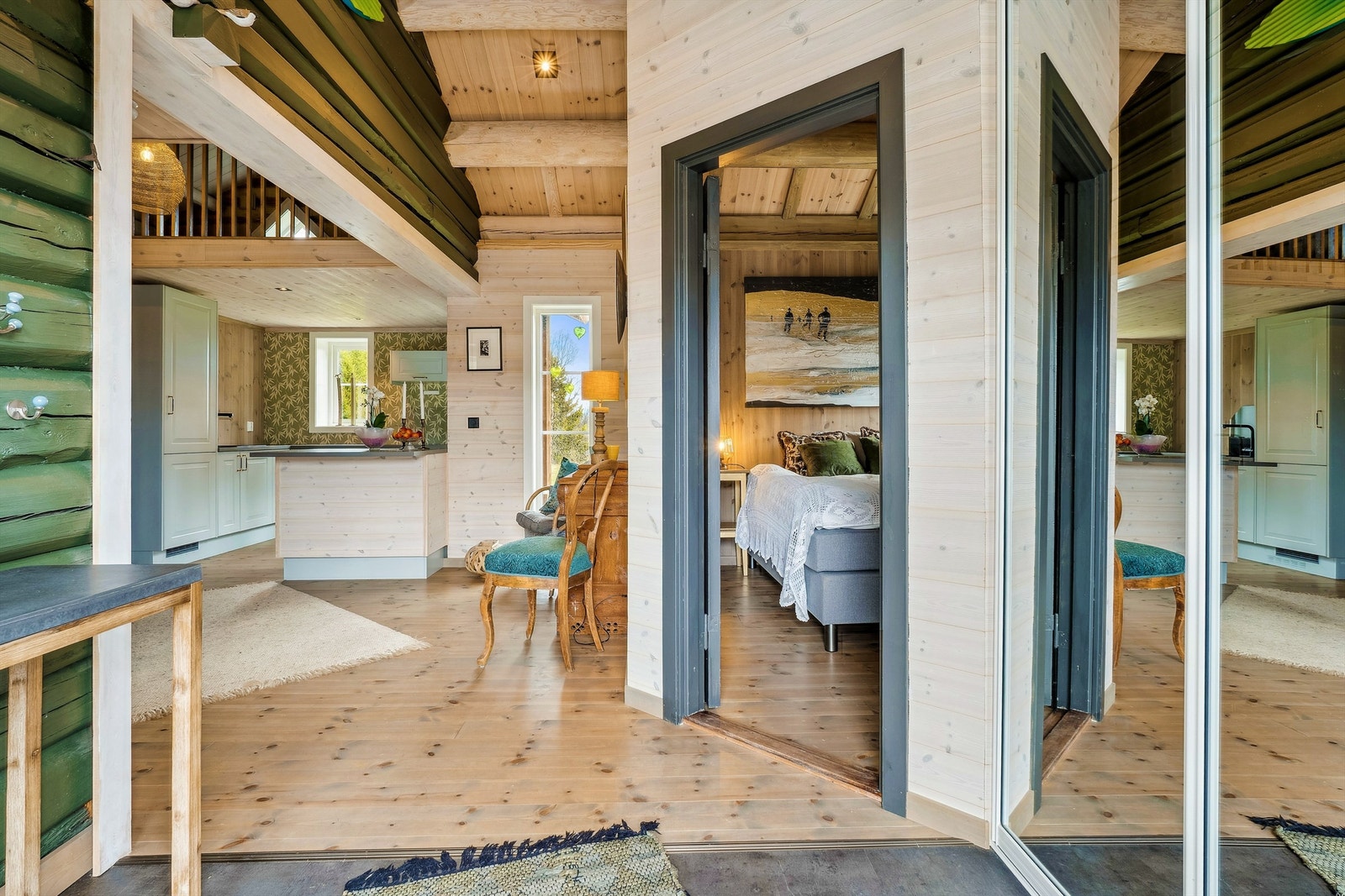 Smart planløsning med enkel tilgang til både kjøkken, soverom og stue fra entréen. Galleribilde