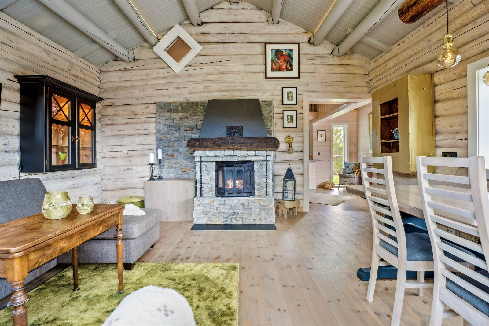 Koselig stue med åpne tømmervegger Galleribilde