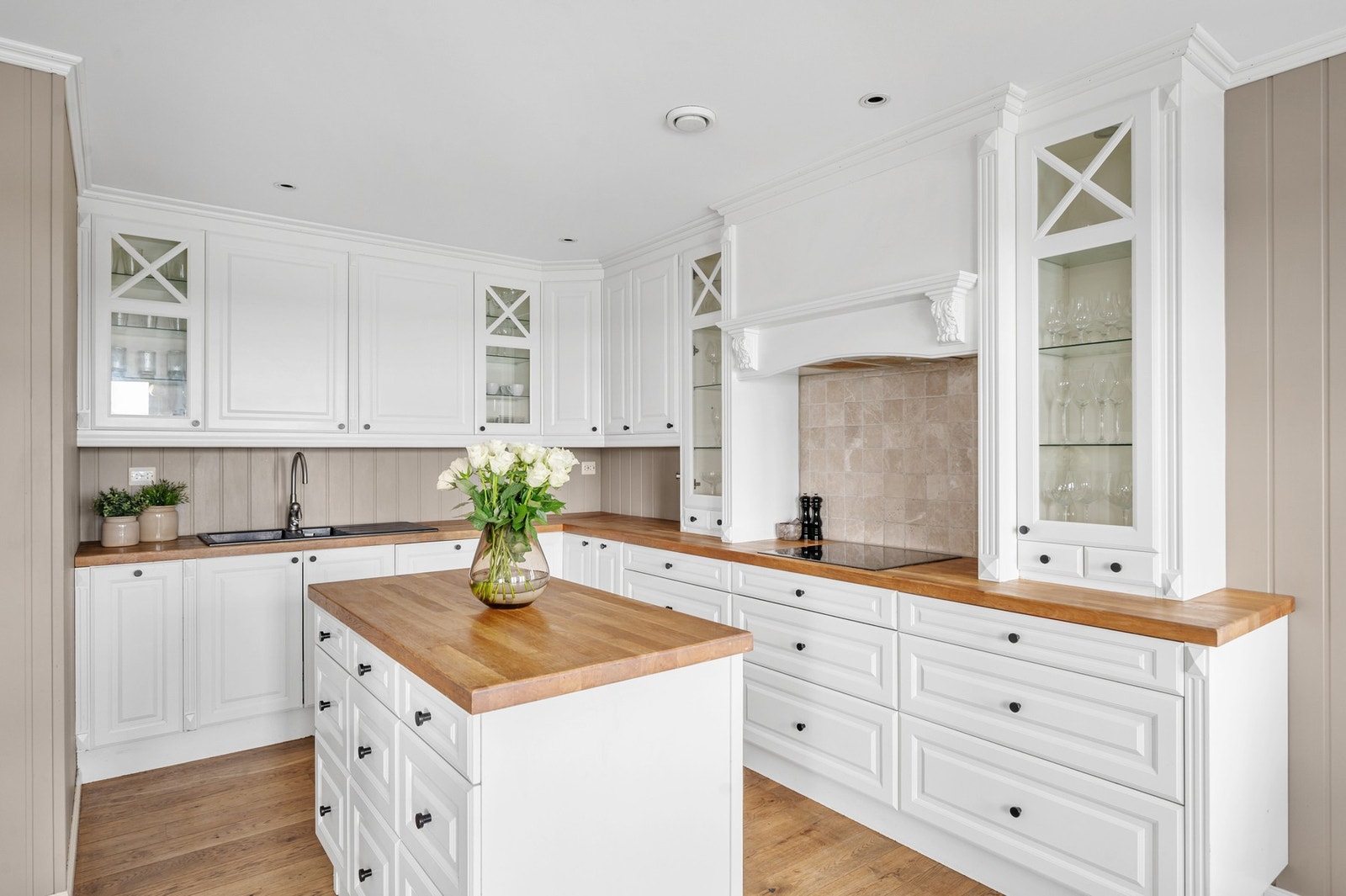 Lekkert snekkerbygget kjøkken fra Skjærgårdskjøkken. Galleribilde