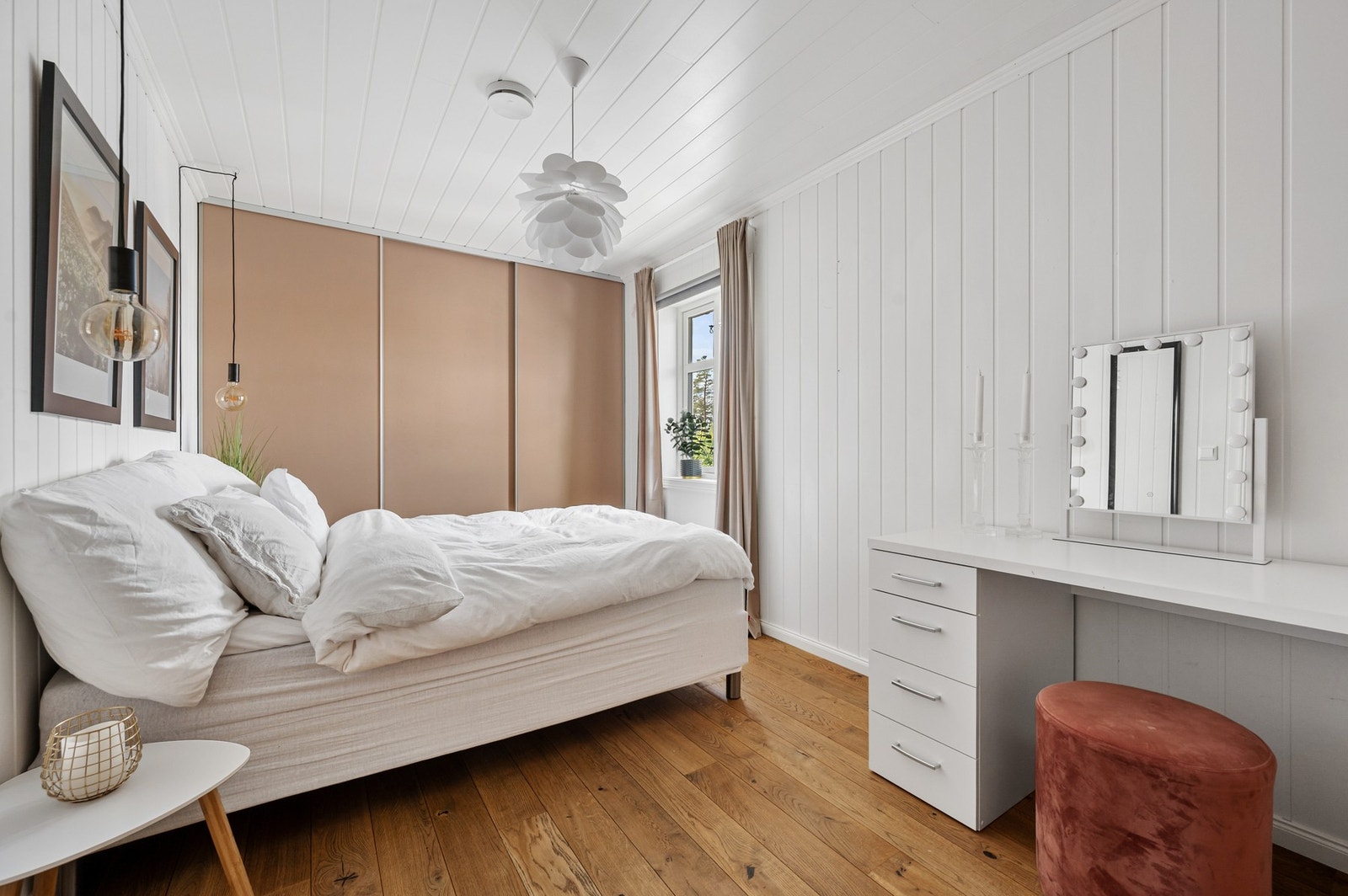 Soverom 3. Alle soverommene har plass til dobbeltseng, nattbord og garderobe. Galleribilde