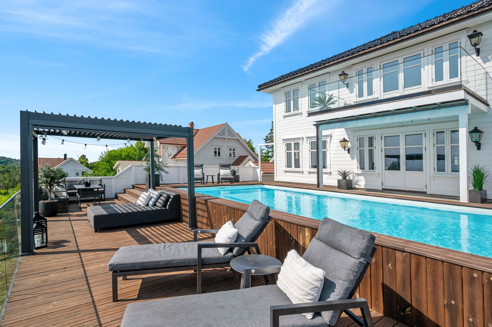 På terrassen er det god plass til flere soner. Galleribilde