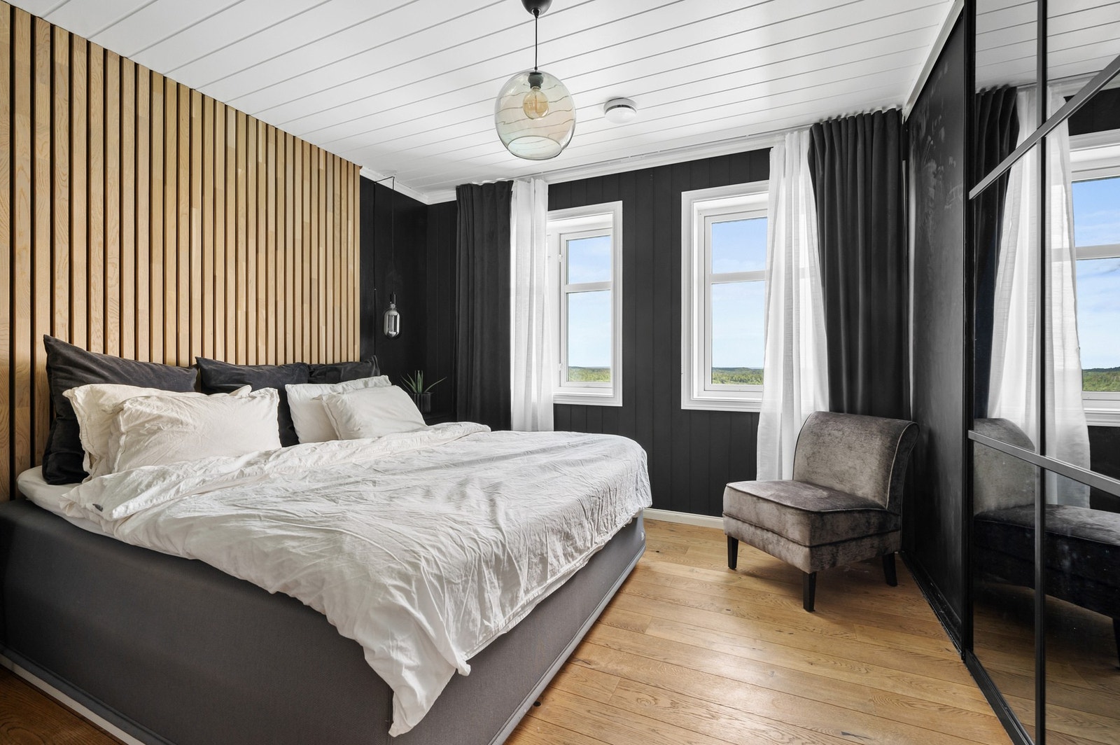 Stort hovedsoverom med innebygget skyvedørsgarderobe. Galleribilde