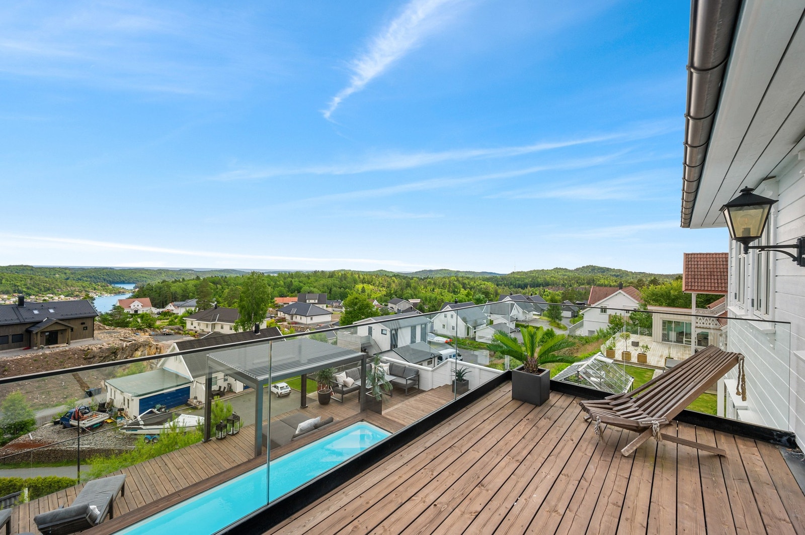 Fra balkongen er det fantastisk utsikt utover nærområdet. Her kan man se havet fra flere vinkler. Galleribilde