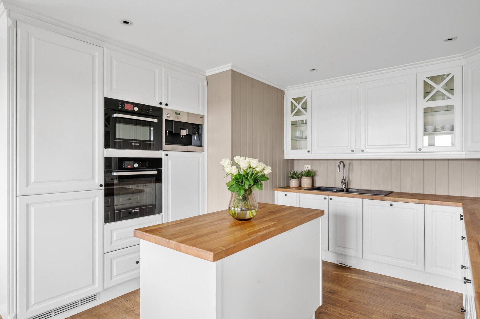 Kjøkkenet er godt utstyrt med innebygget kaffemaskin, komfyr, mikro, oppvaskmaskin og induksjonstop. Galleribilde