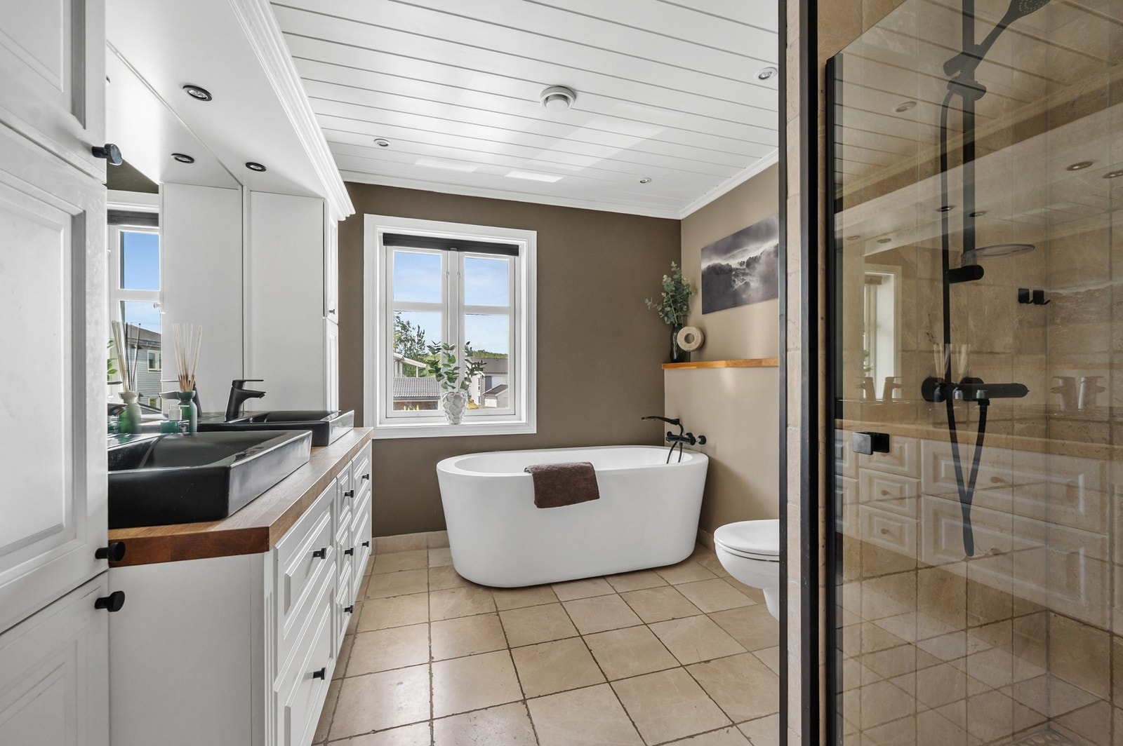 Baderommet i 2.etasje har 2 servanter, godt med lagring, badekar, vegghengt toalett og dusjhjørne. Galleribilde