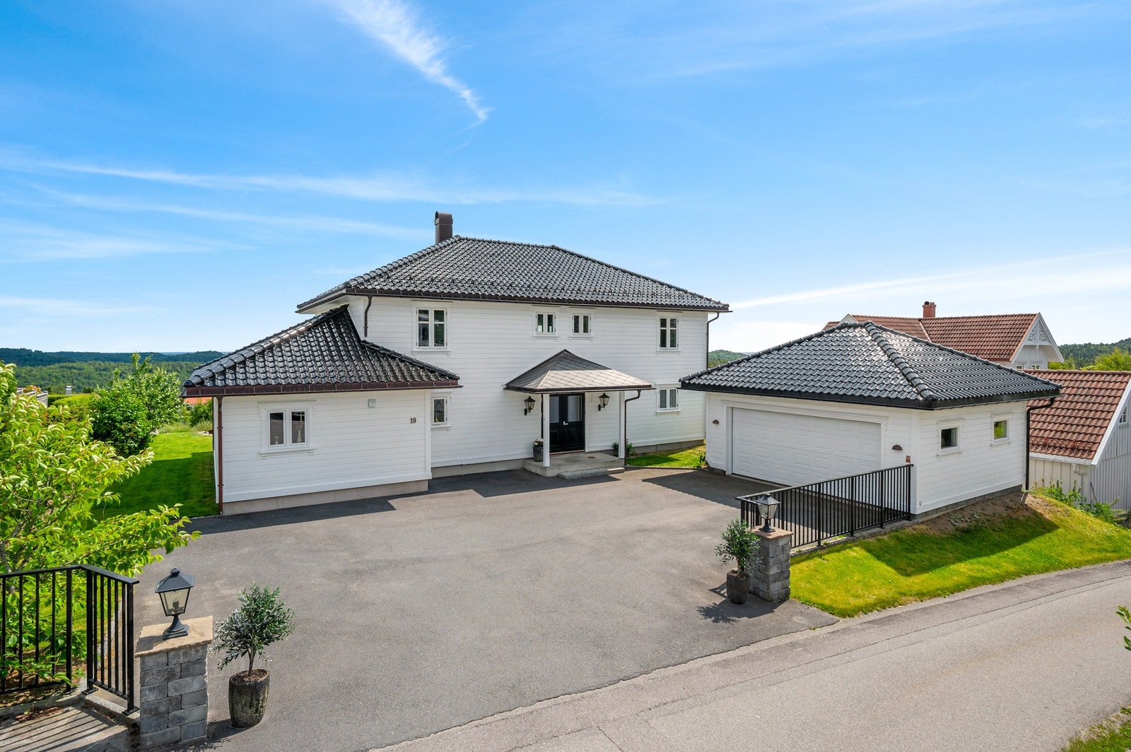 Stor & herskapelig villa med basseng, dobbel garasje og båtplass. Beliggende i et sentrumsnært og populært boligområdet i Tvedestrand. Galleribilde