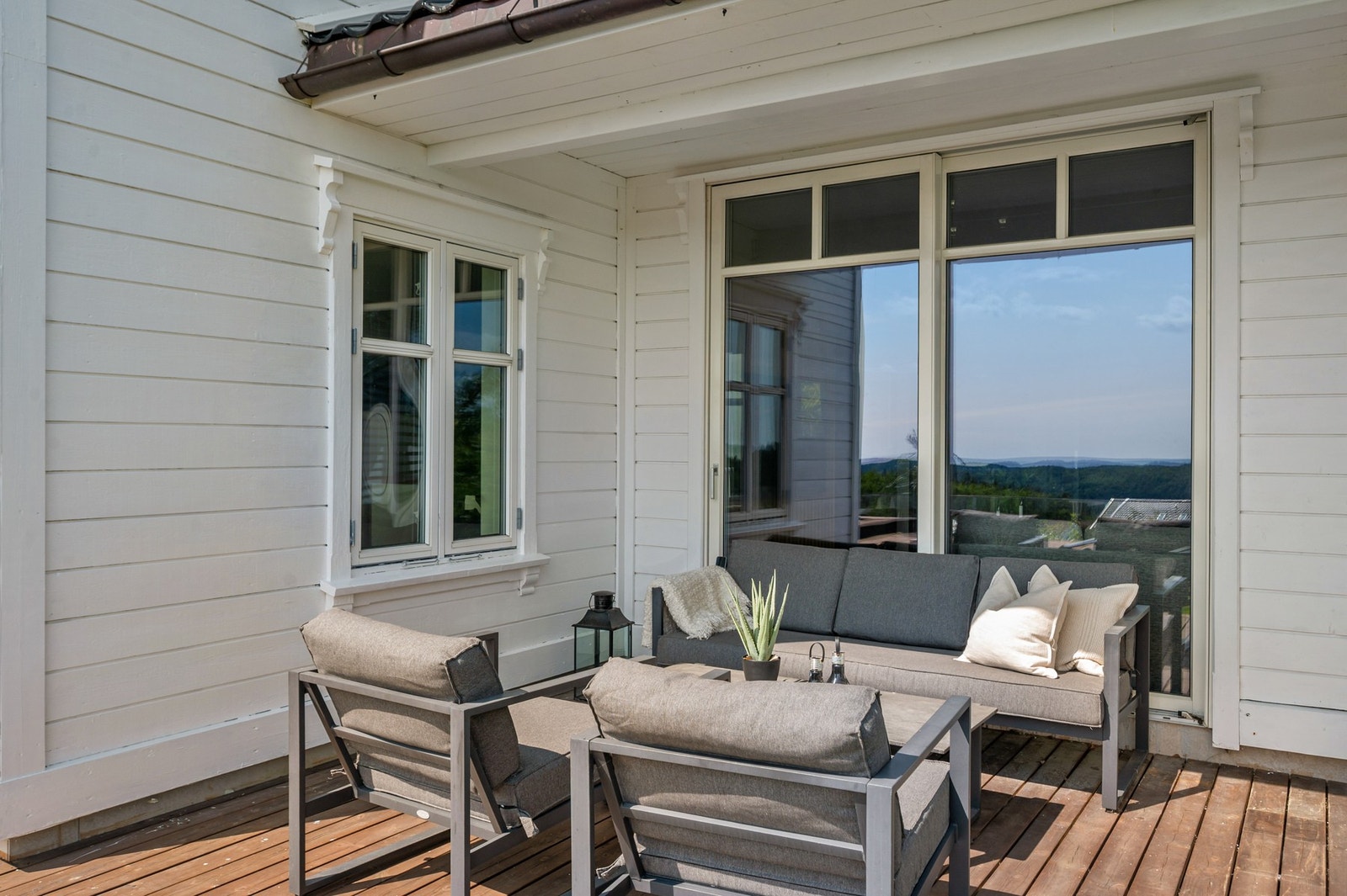 Hjørnet av terrassen er overbygget. Her kan man trekke seg tilbake på kjølige kvelder. Galleribilde