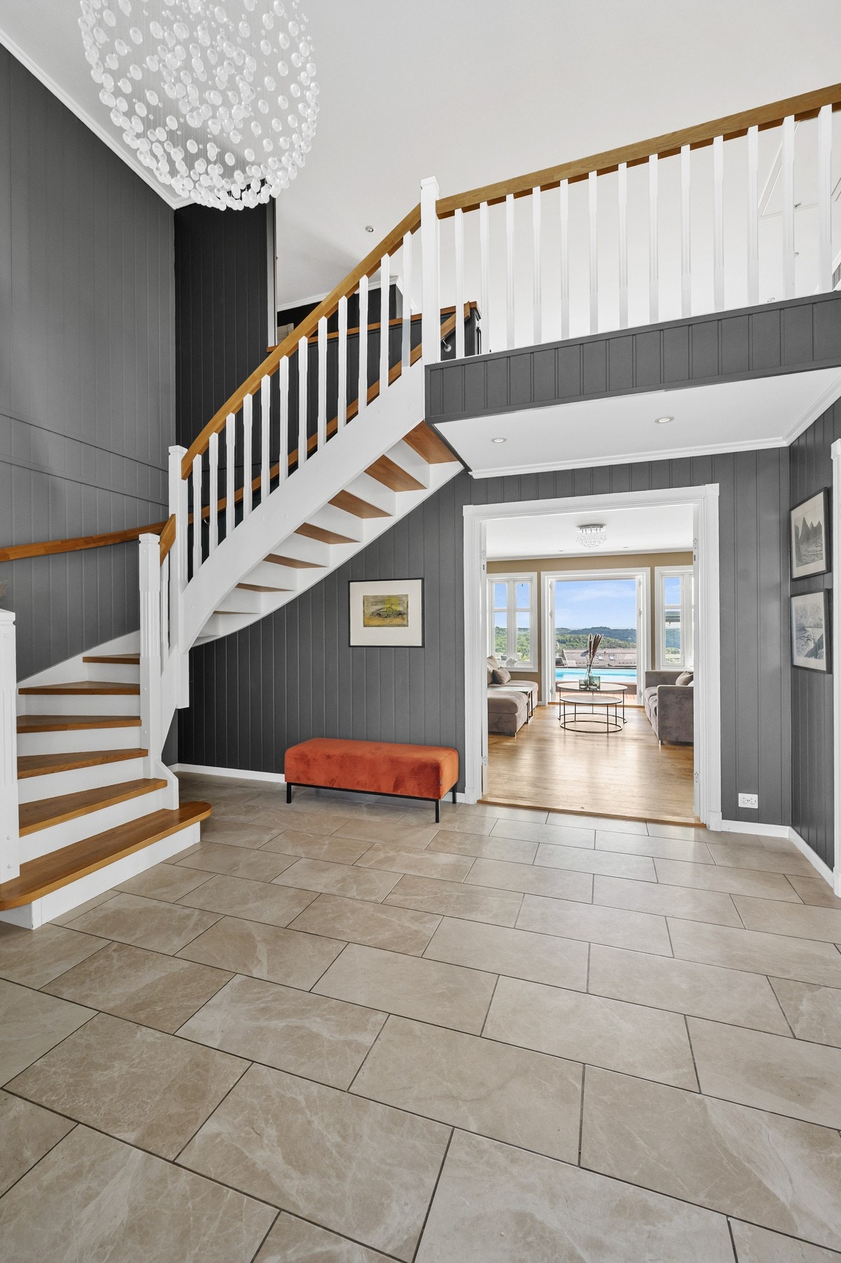 Stor og herskapelig hall med 4 meter takhøyde. Galleribilde