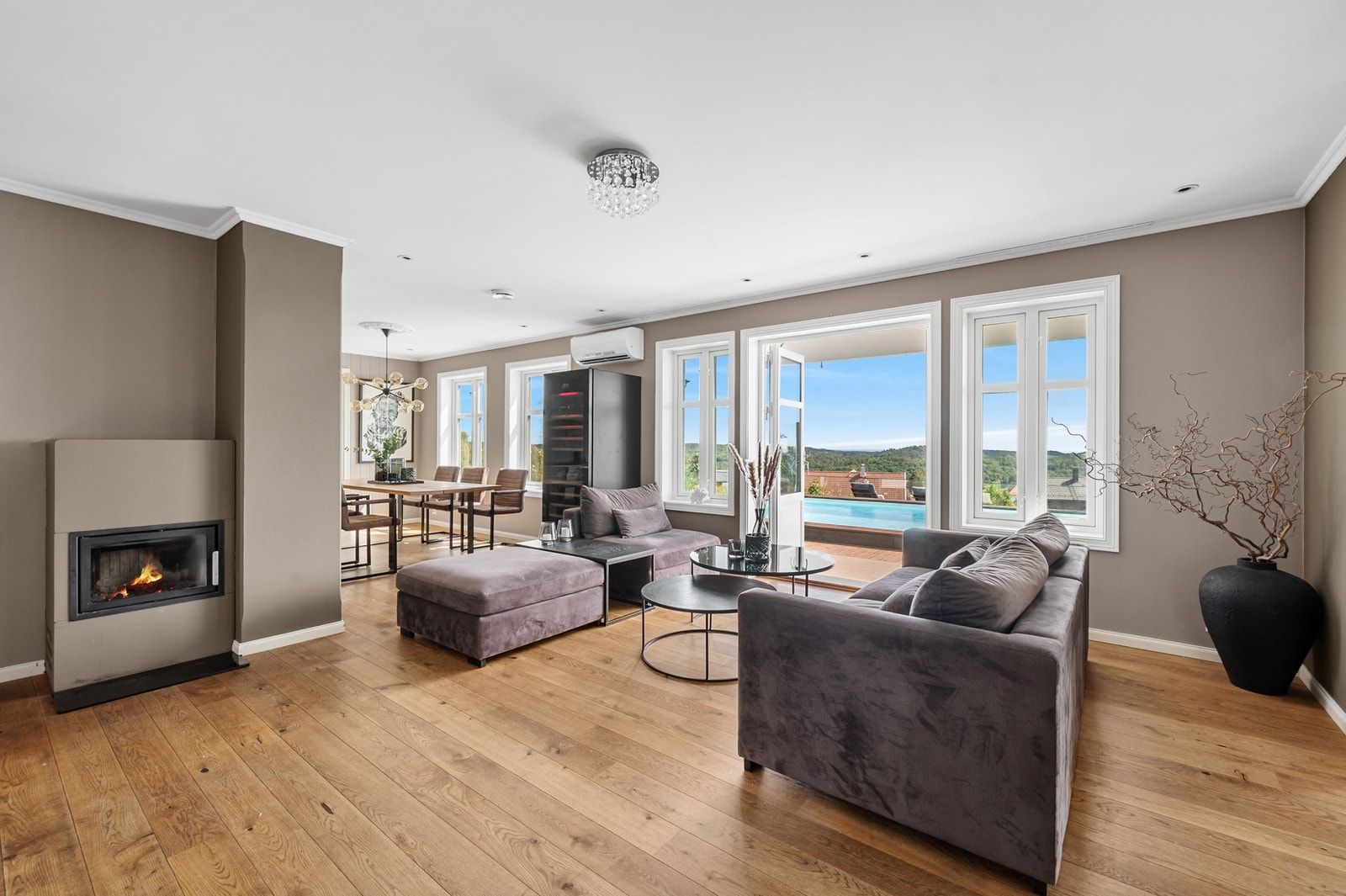 Store vindusflater slipper inn rikelig med naturlig lys. Galleribilde