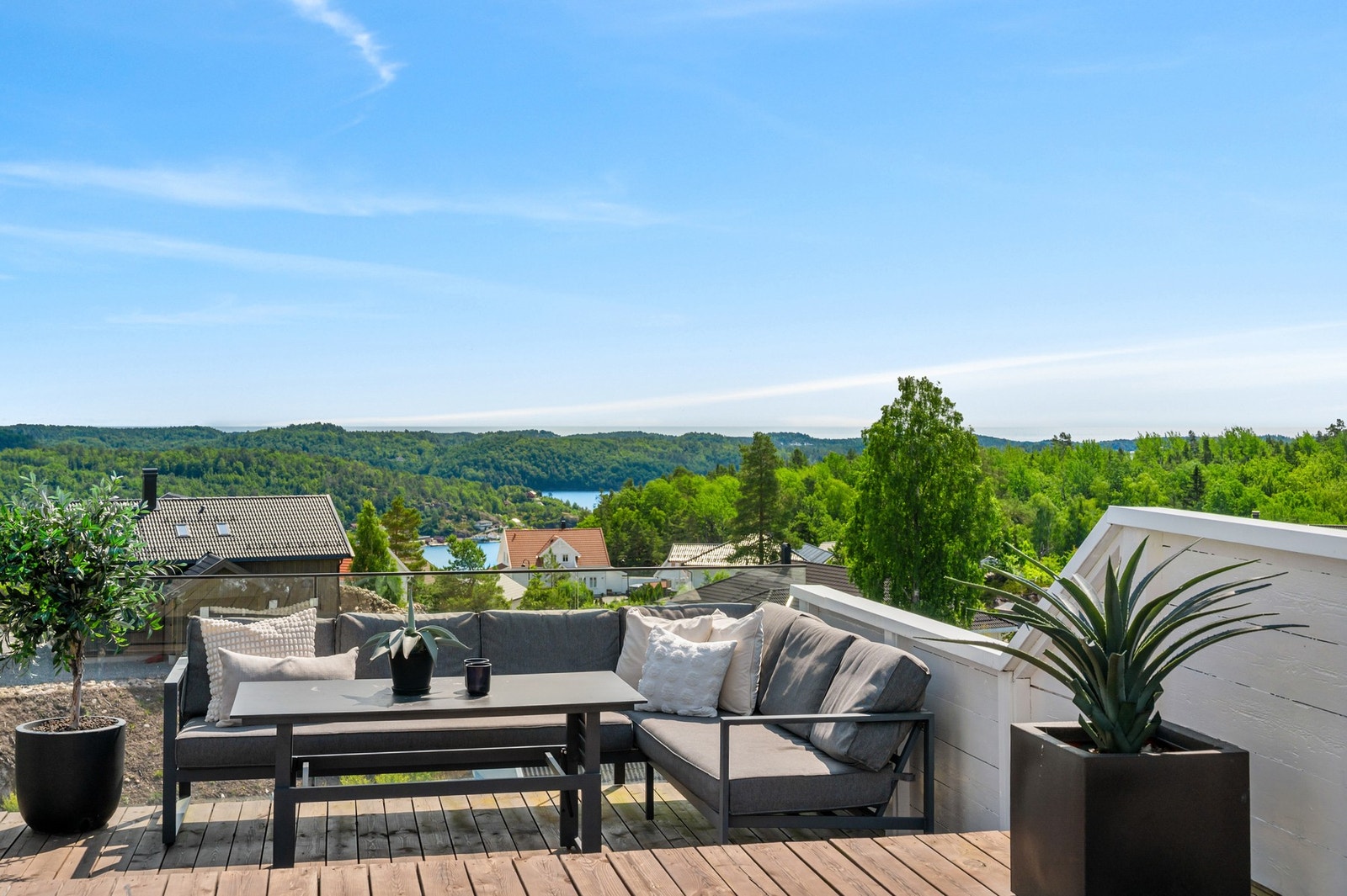 Fra terrassen er det nydelig utsikt utover Tvedestrandsfjorden og havet. Galleribilde