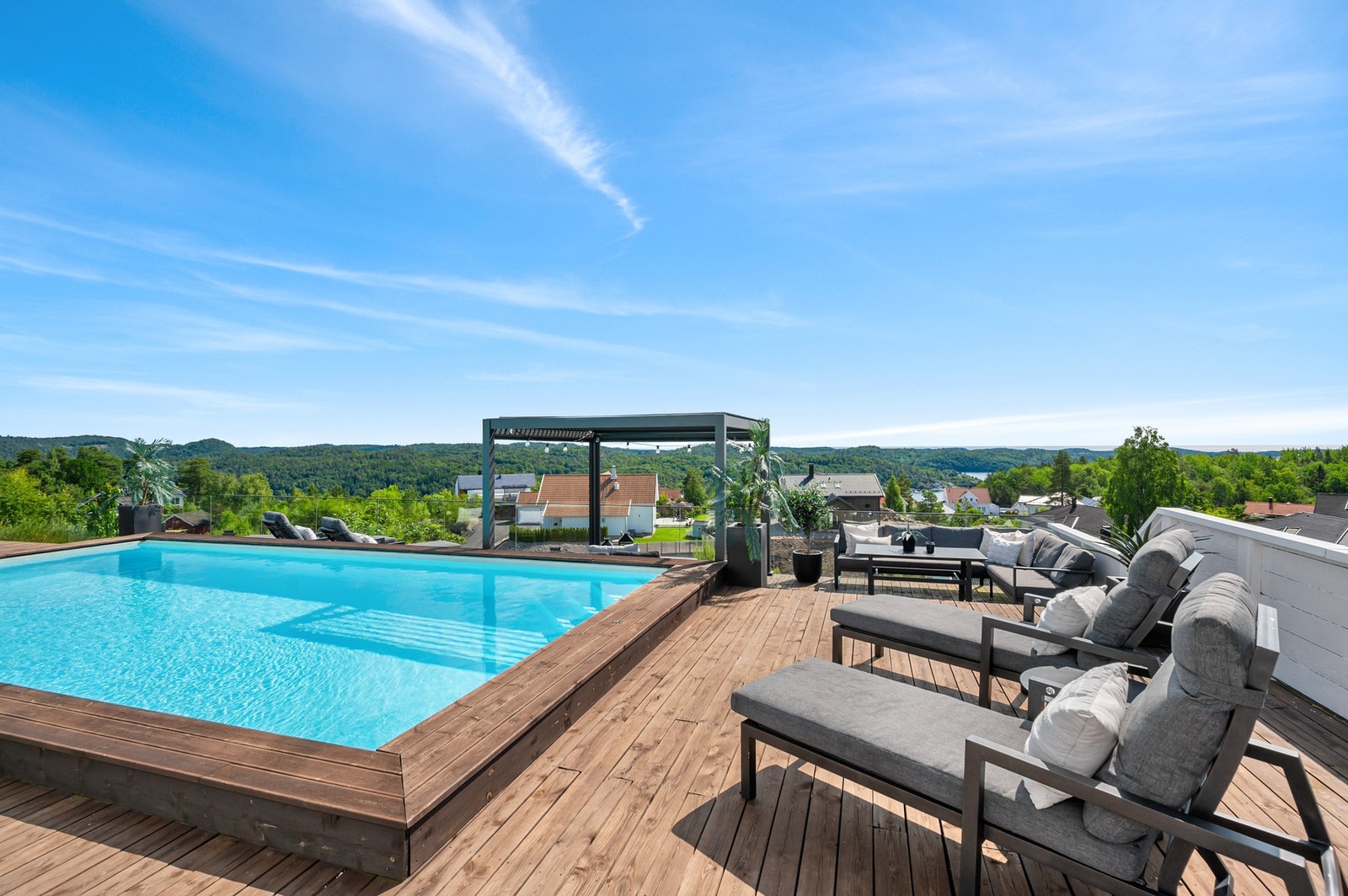 En stor terrasse omkranser solsiden av boligen. Her har man sol til klokken 21:00 midtsommers. Galleribilde