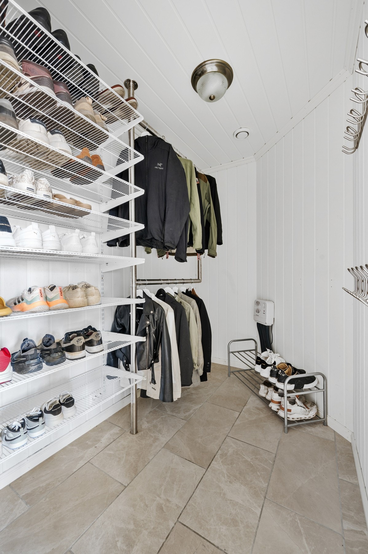 Praktisk garderoberom i tilknytning til entrèen. Galleribilde