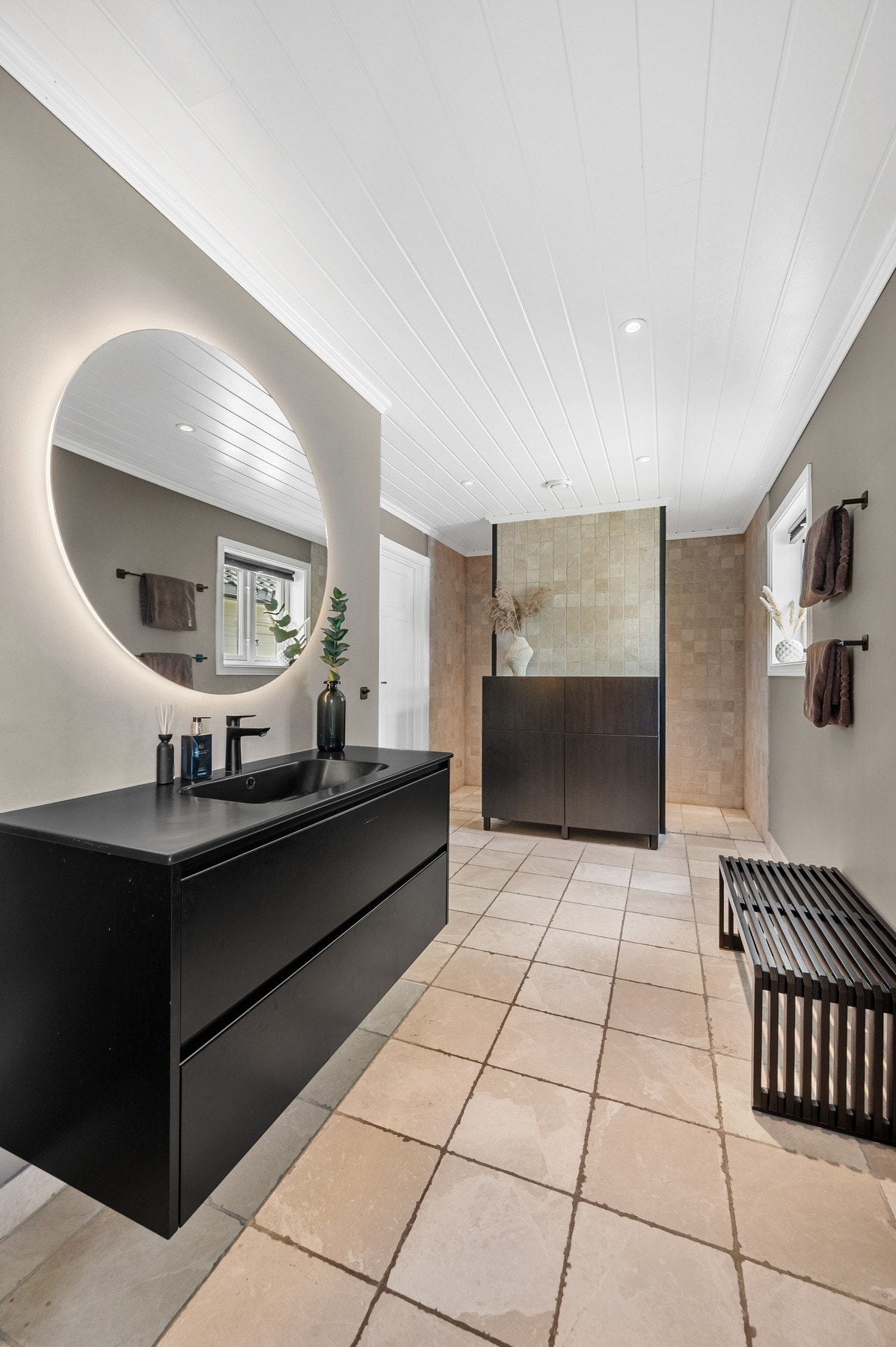 Lekker baderom hovedetasjen med walk-inn dusj. Galleribilde