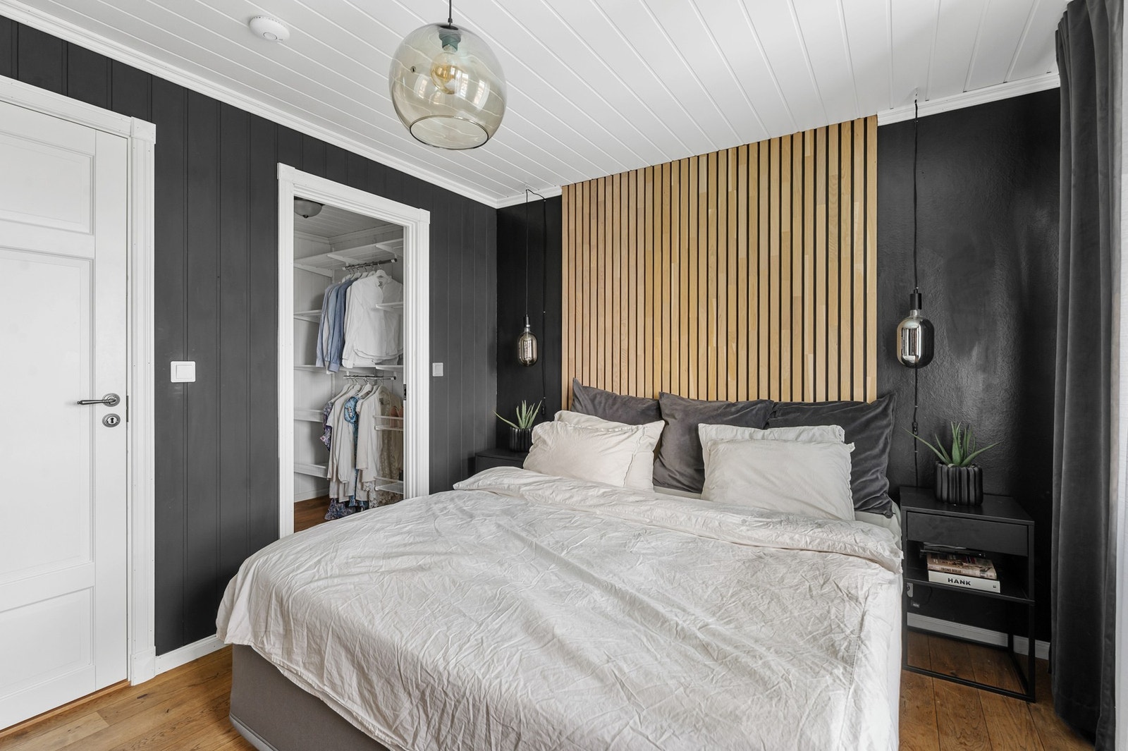 I tilknytning til hovedsoverommet er det en praktisk walk-inn garderobe. Galleribilde