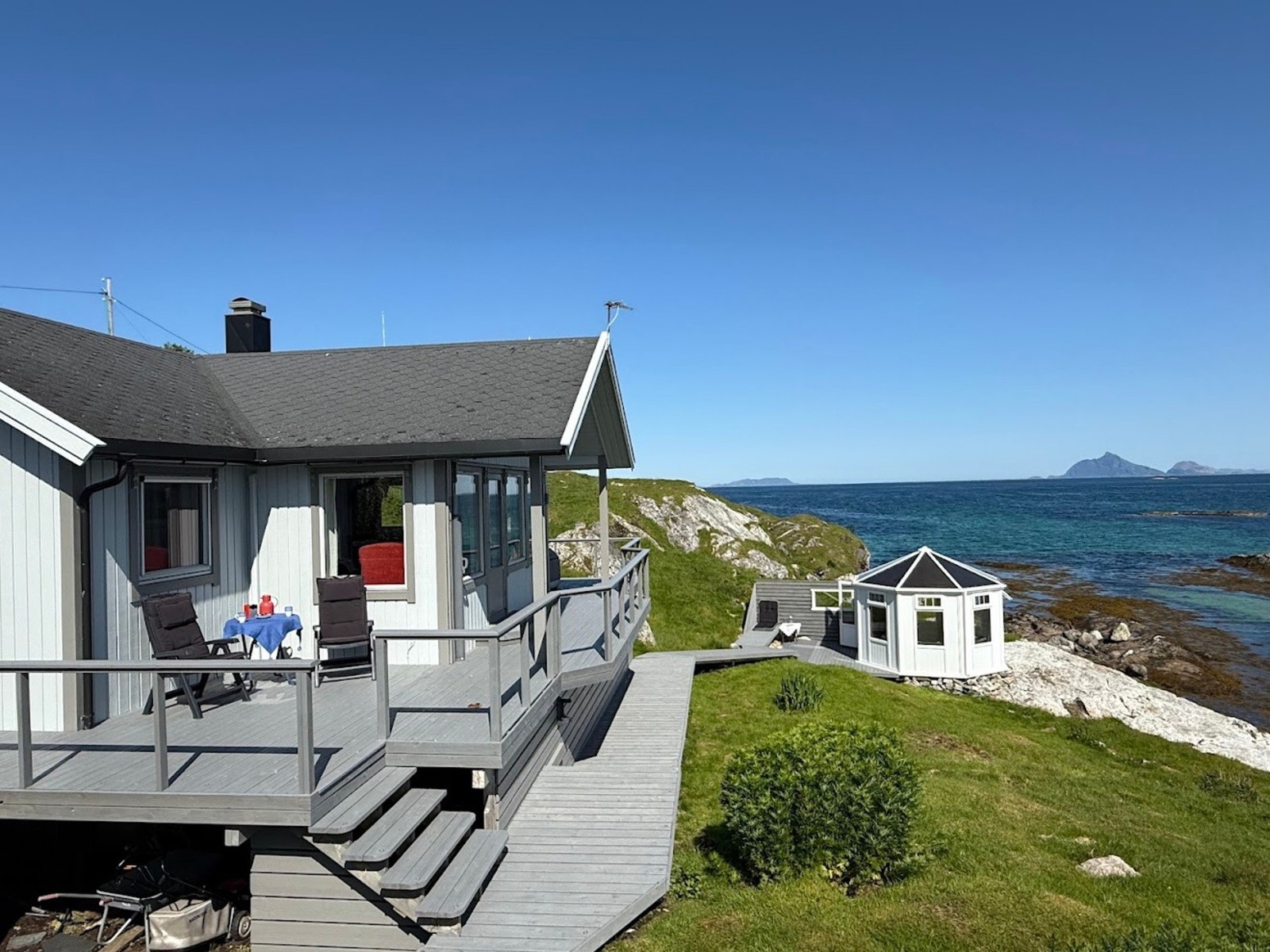 Selgers eget bilde, formiddagssol på terrassen Galleribilde